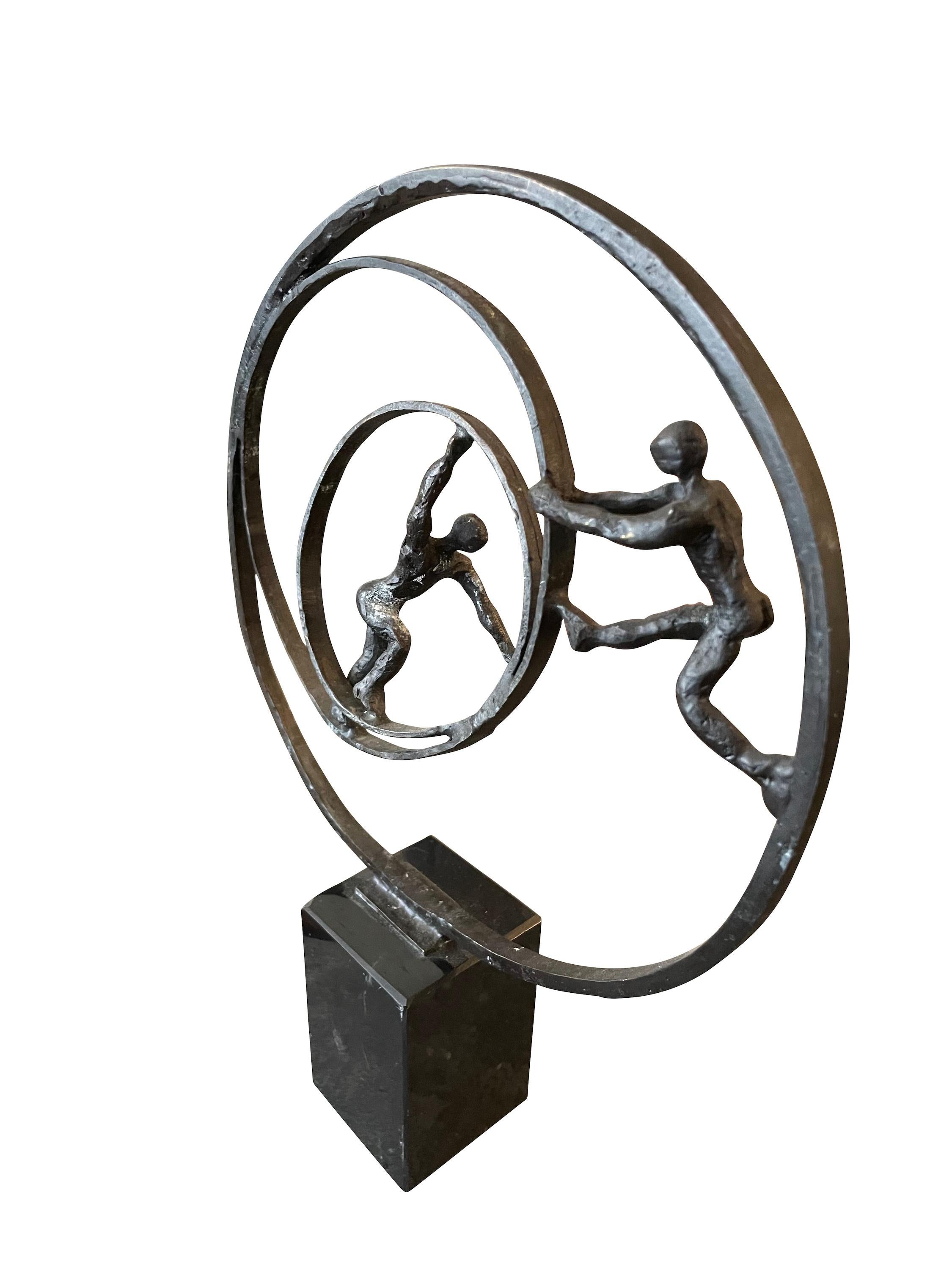 Bronze gehämmerte Ringe mit zwei Männchen Skulptur, Belgien, Contemporary (Gehämmert) im Angebot
