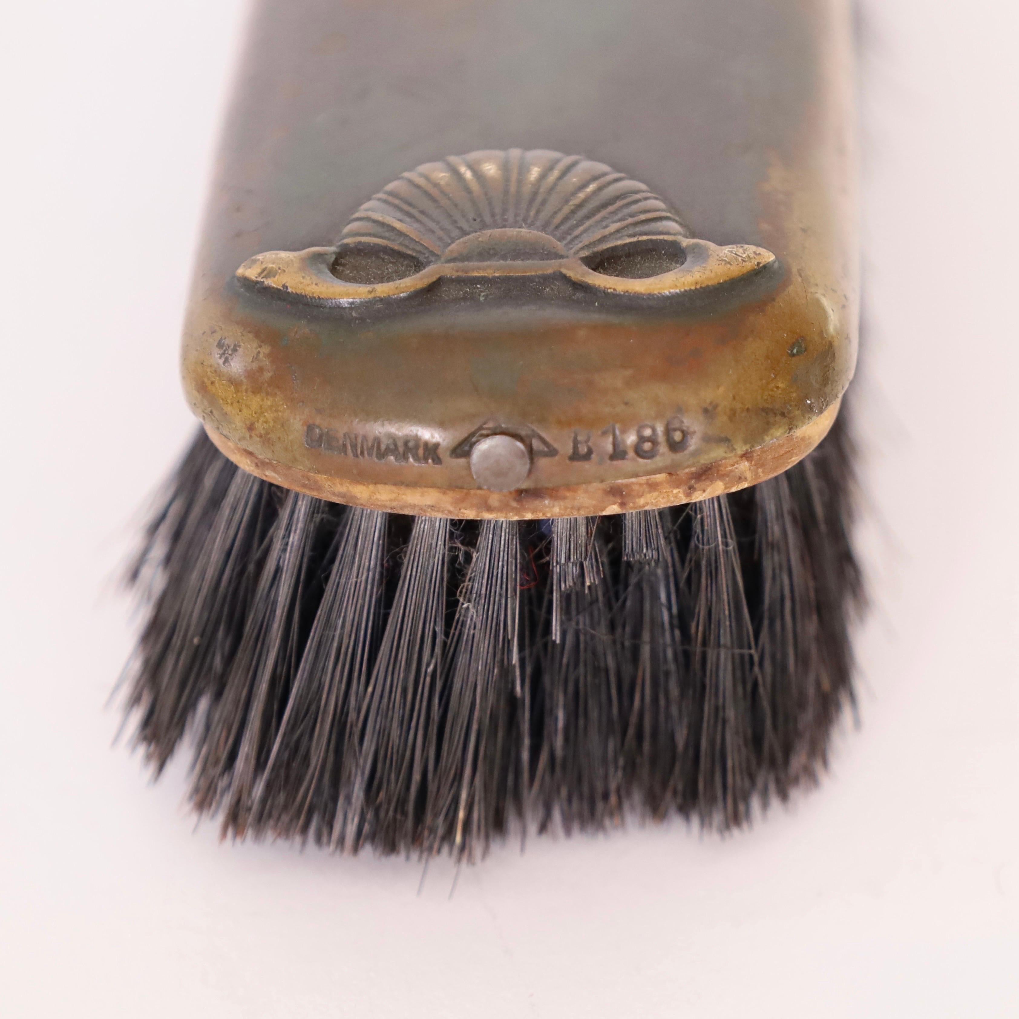 Specchio a mano e spazzola in bronzo di Just Andersen, anni '20, Danimarca in vendita 4
