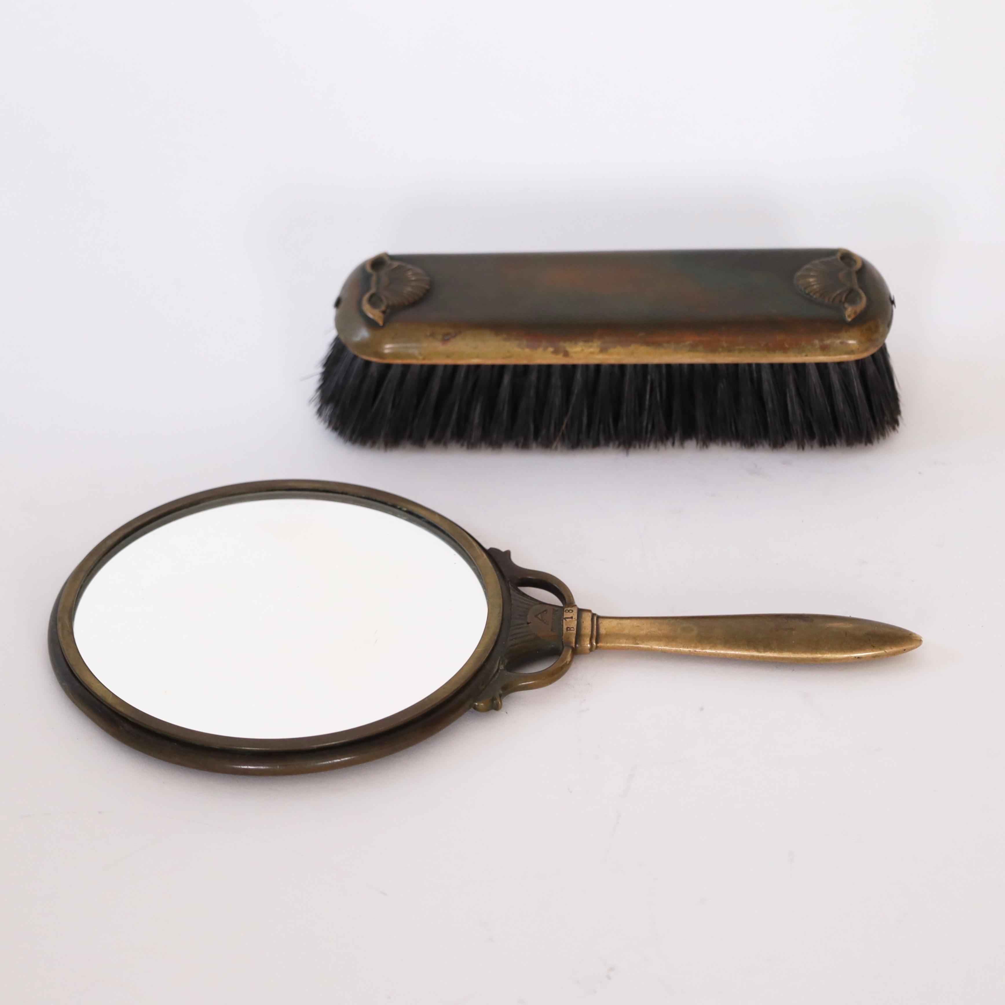 Danese Specchio a mano e spazzola in bronzo di Just Andersen, anni '20, Danimarca in vendita