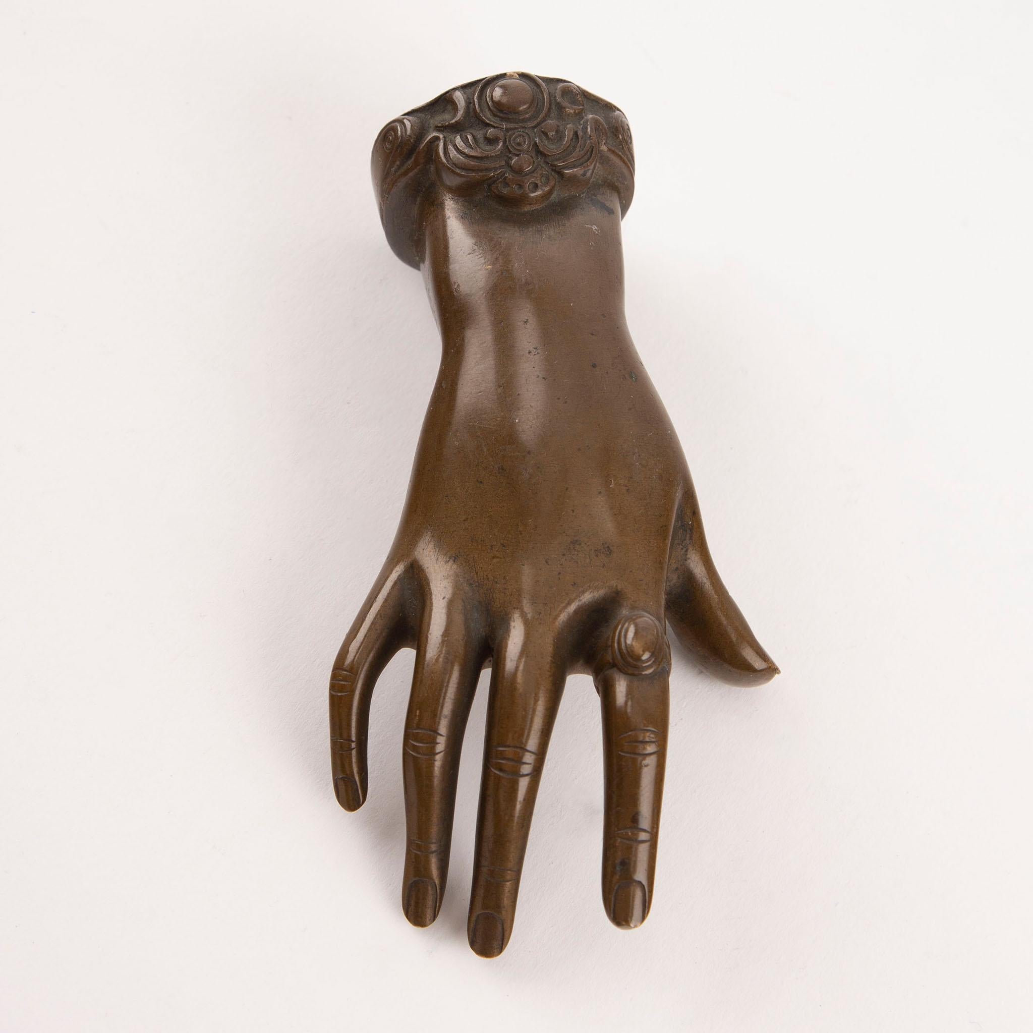 Main en bronze finement coulée du 19e siècle avec manchette ornementale
Sculpture en bronze du XIXe siècle représentant une délicate main droite féminine, avec des doigts gracieux et allongés et des détails naturalistes au niveau des ongles et des