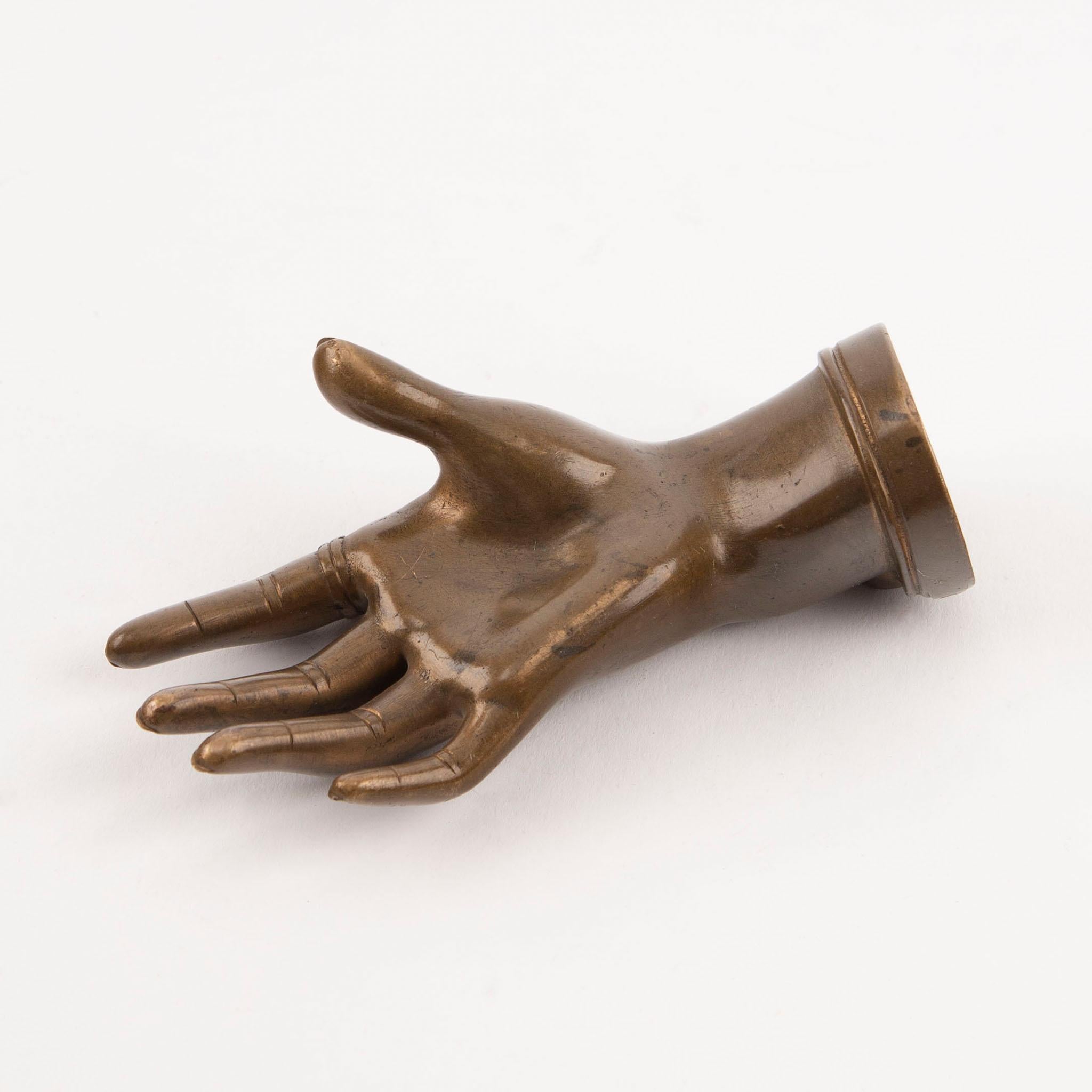 Main de bronze d'une dame Excellent état - En vente à New York, NY