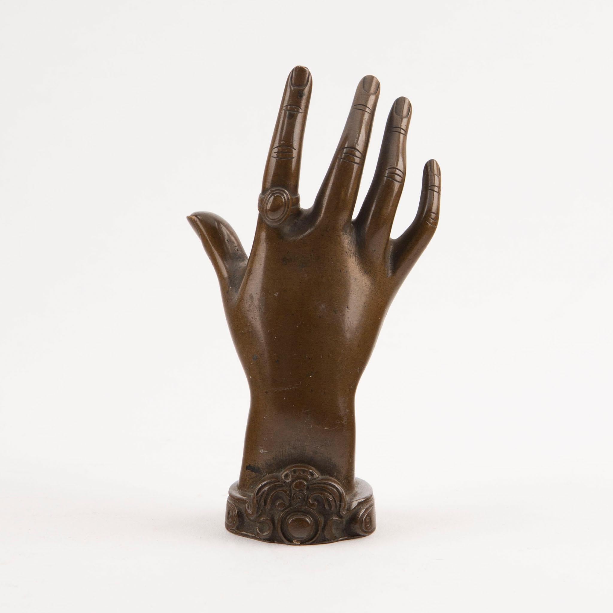 Main de bronze d'une dame en vente 2