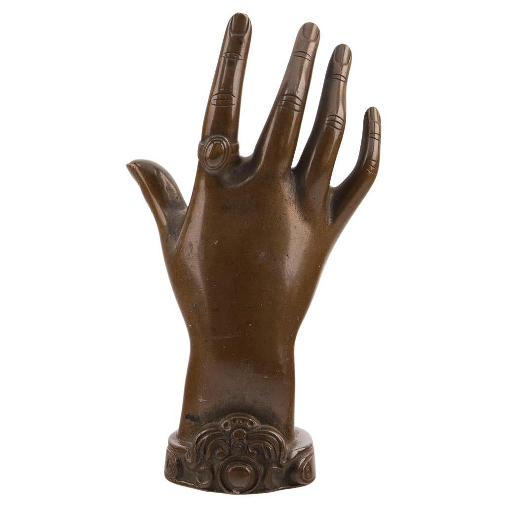 Main de bronze d'une dame en vente
