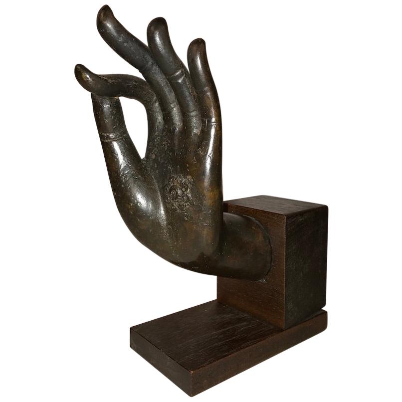 Bronzene Hand des Buddha in der Vitarka Mudra