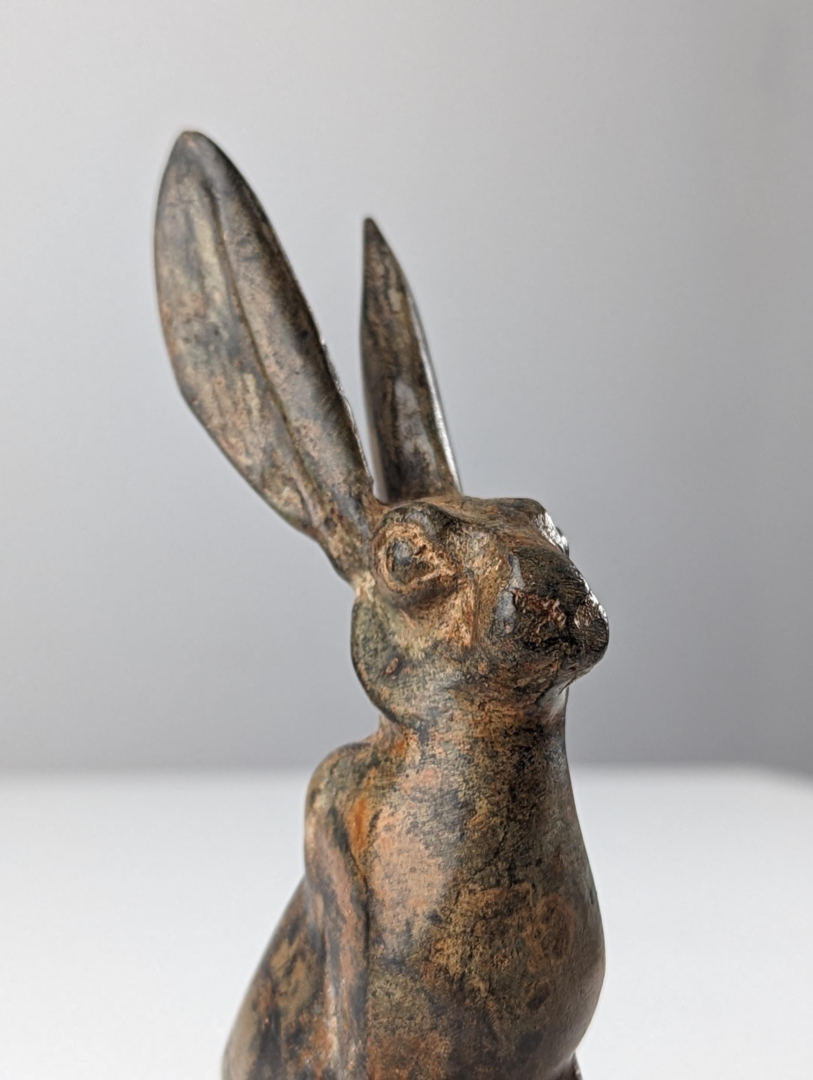 Fantastische Bronzeskulptur des franz�ösischen Bildhauers Pierre Chenet, eines Künstlers, der für seine Tierwerke bekannt ist, die ein großes Gefühl von Leben und Bewegung vermitteln. In diesem Werk spiegelt der sitzende Hase einen Zustand der