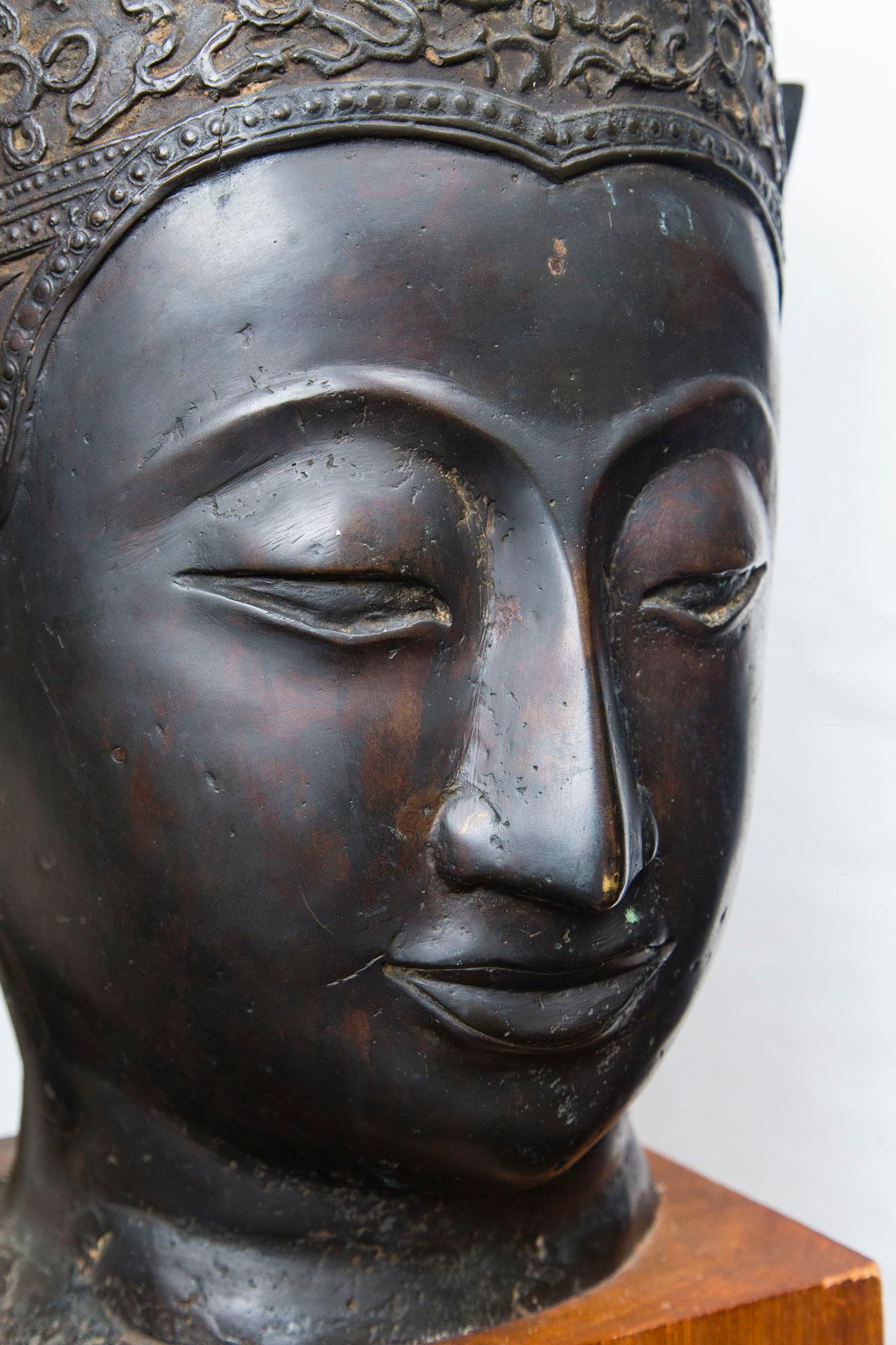 Bronze Head of a Buddha For Sale 3