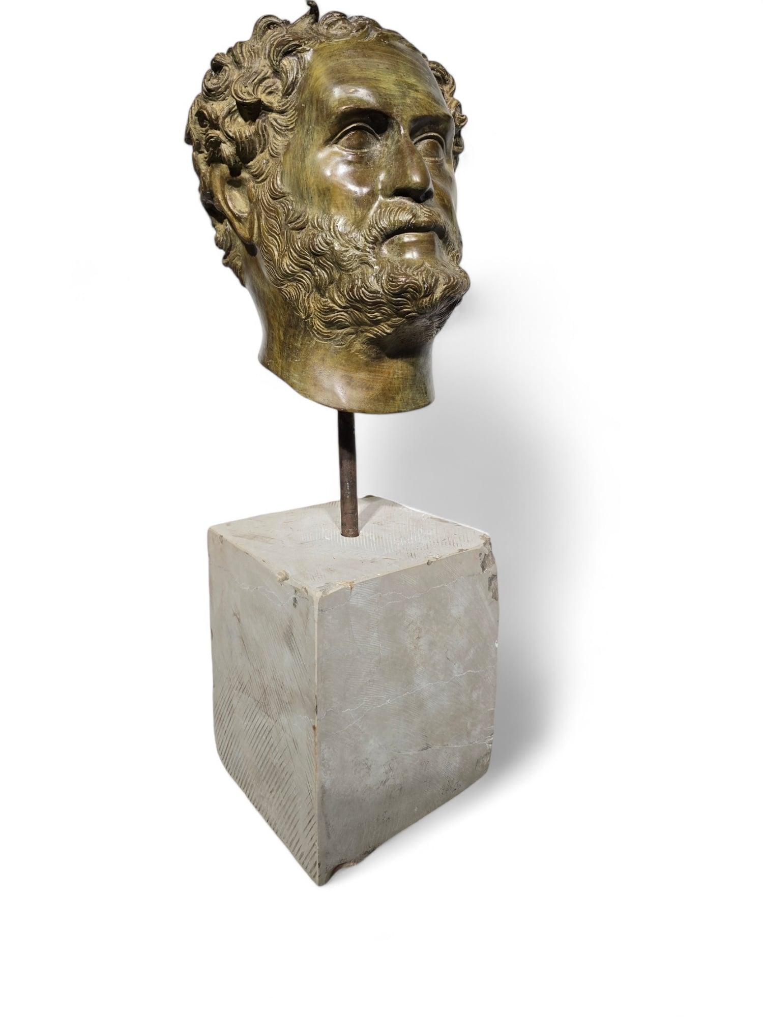 Una testa decorativa in bronzo di un filosofo greco, posta su una solida base di marmo. Questo pezzo sorprendente combina l'ispirazione classica con l'artigianato moderno, rendendolo un elemento decorativo perfetto per qualsiasi spazio
