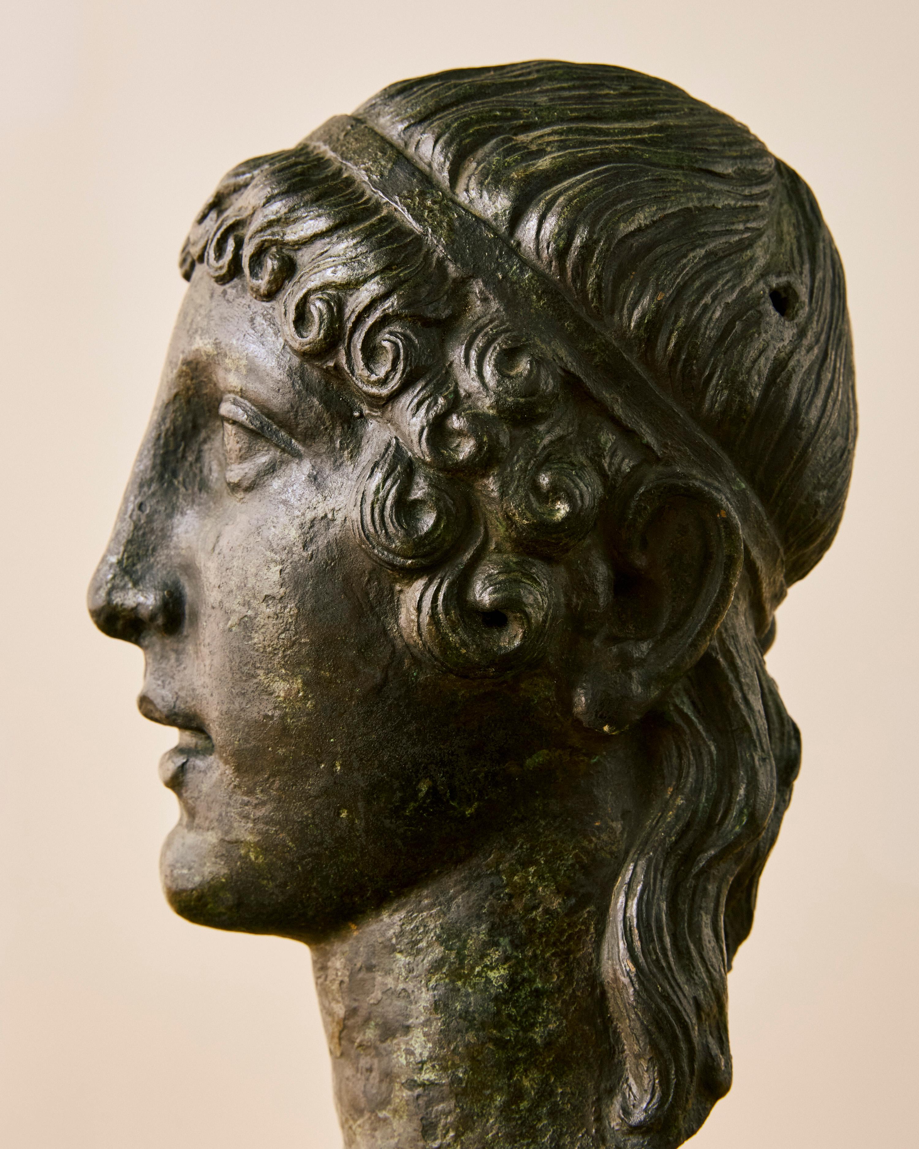 Bronze Head of a Youth Bust with Siena Marble Base im Zustand „Gut“ im Angebot in Long Island City, NY