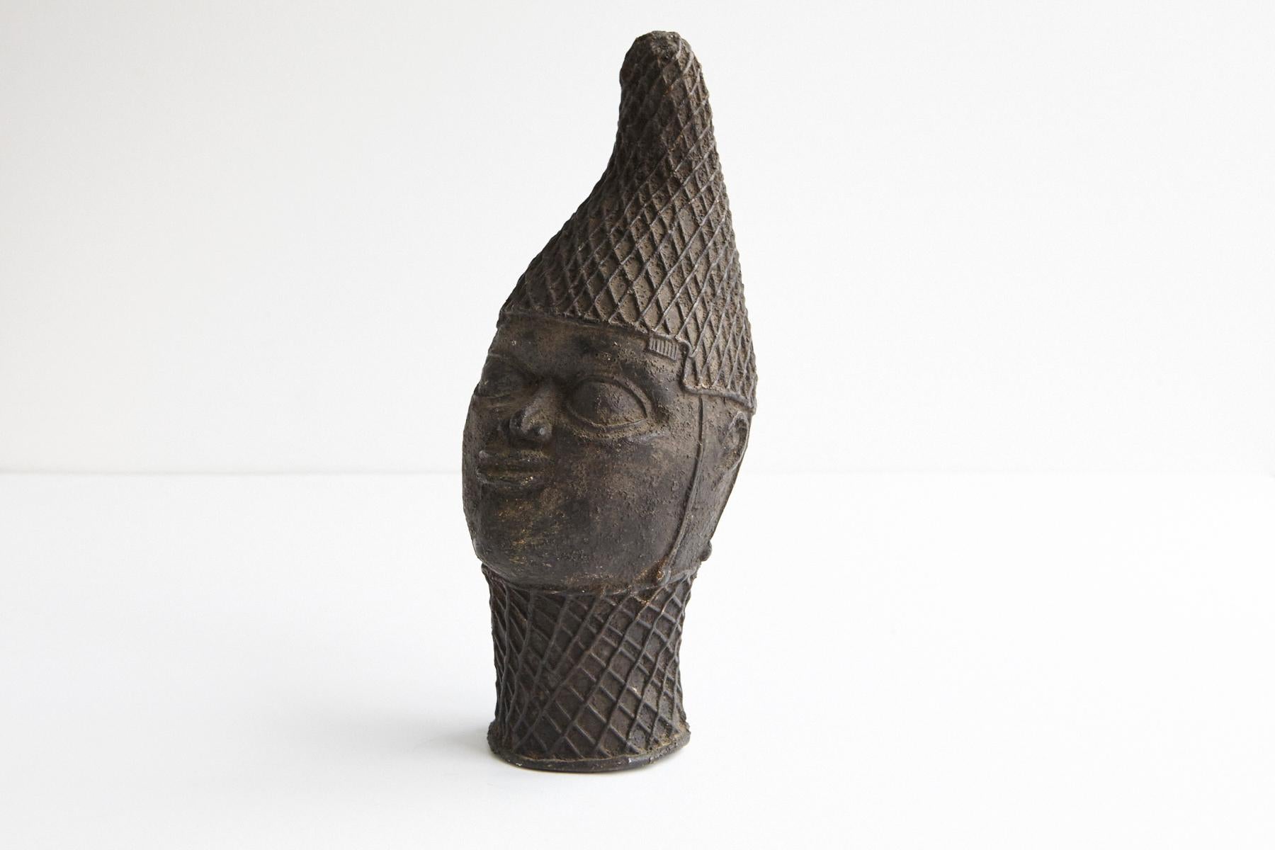 Béninois Tête en bronze d'un Oba, Yoruba People, années 1950 en vente