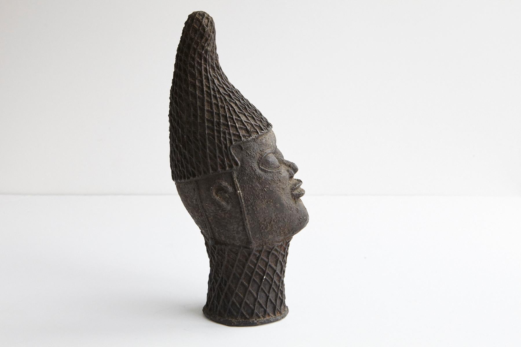 Bronze Head of an Oba, Yoruba People, 1950s In Good Condition For Sale In Aramits, Nouvelle-Aquitaine