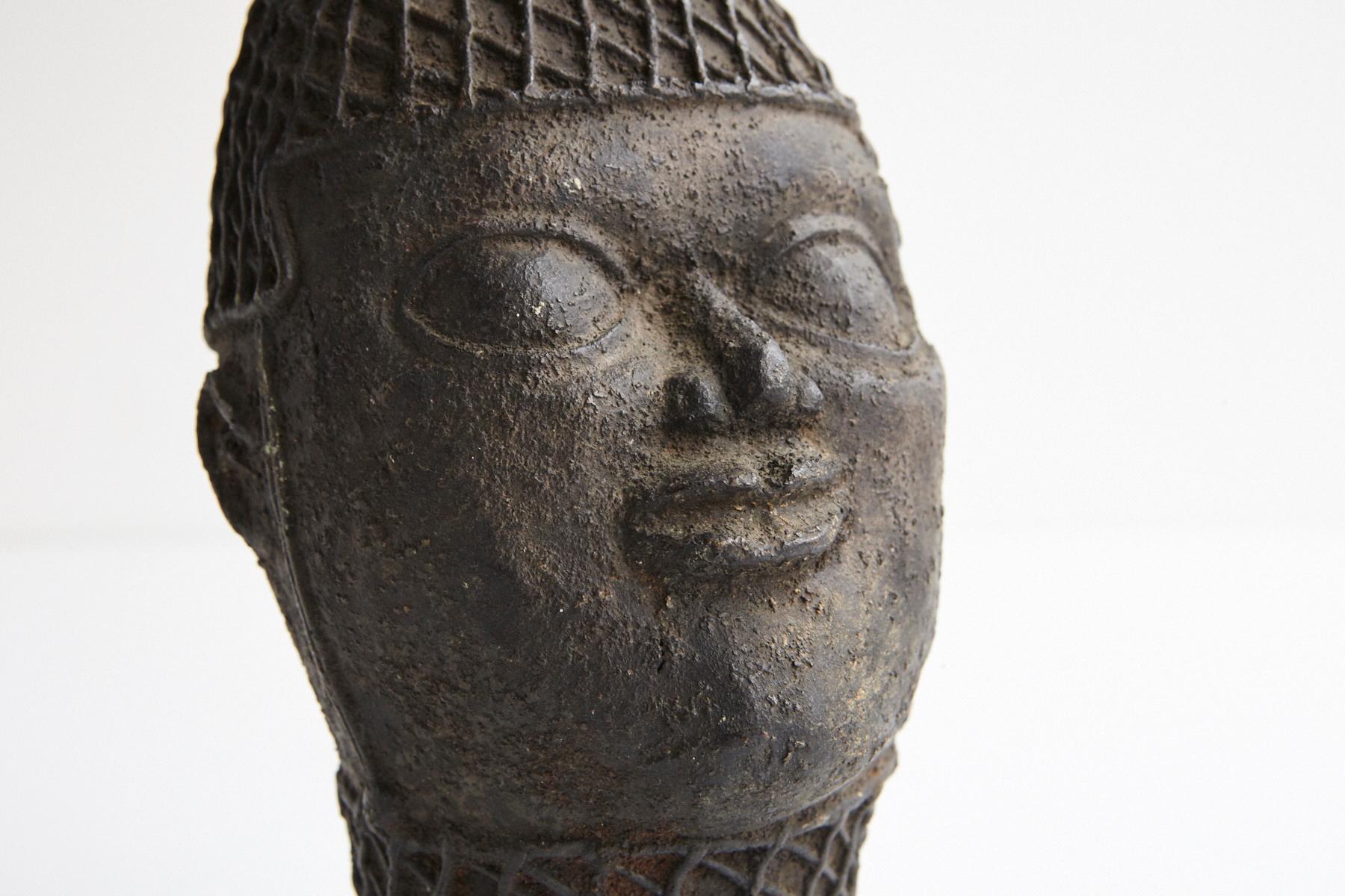 Bronze Tête en bronze d'un Oba, Yoruba People, années 1950 en vente