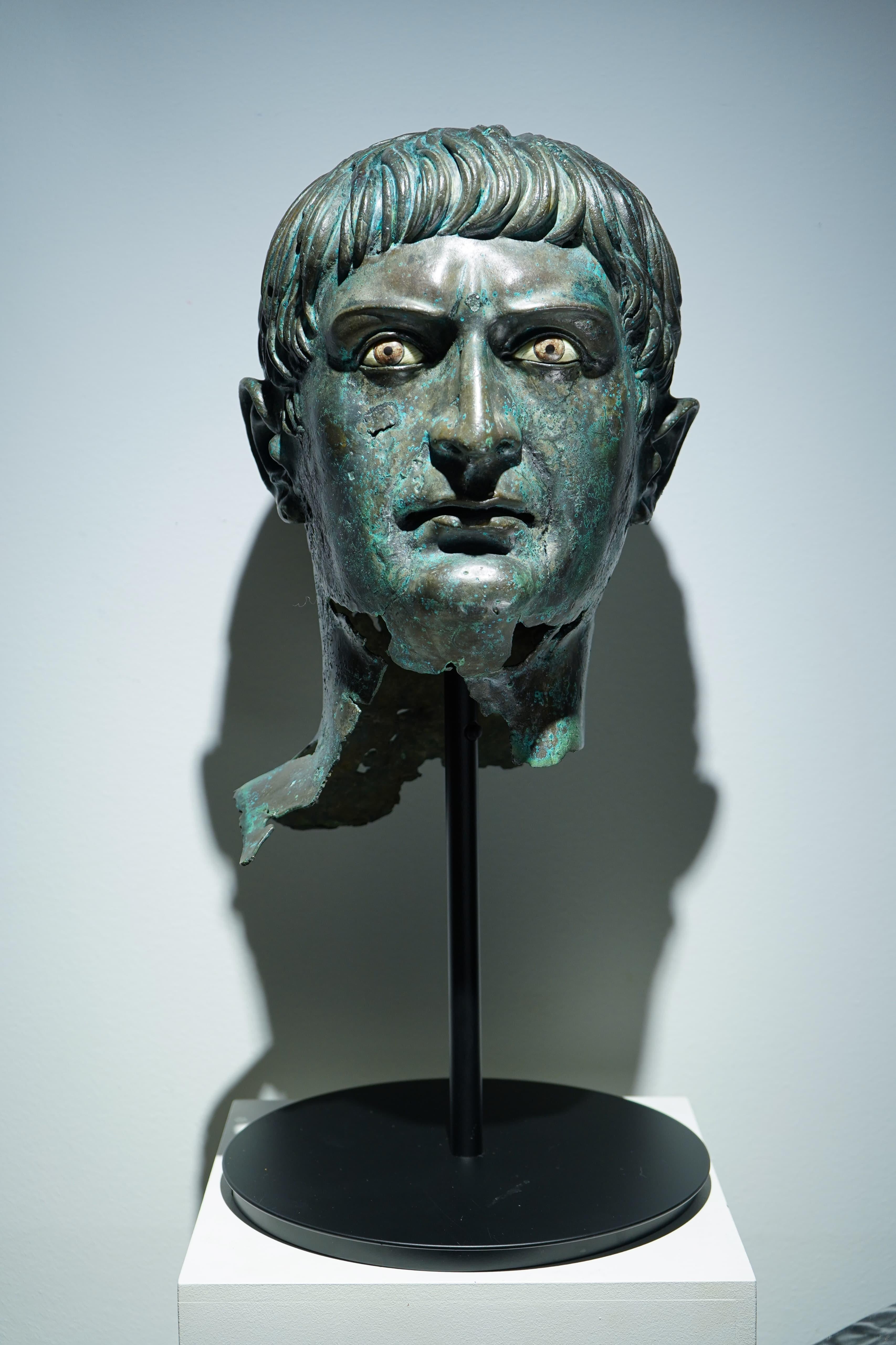 Una bella testa in bronzo dell'imperatore Traiano del XVII secolo, realizzata in stile storicista. La testa è realizzata in bronzo con occhi intarsiati in avorio. Durante il XVII secolo era comune per le corti europee collezionare sculture in stile