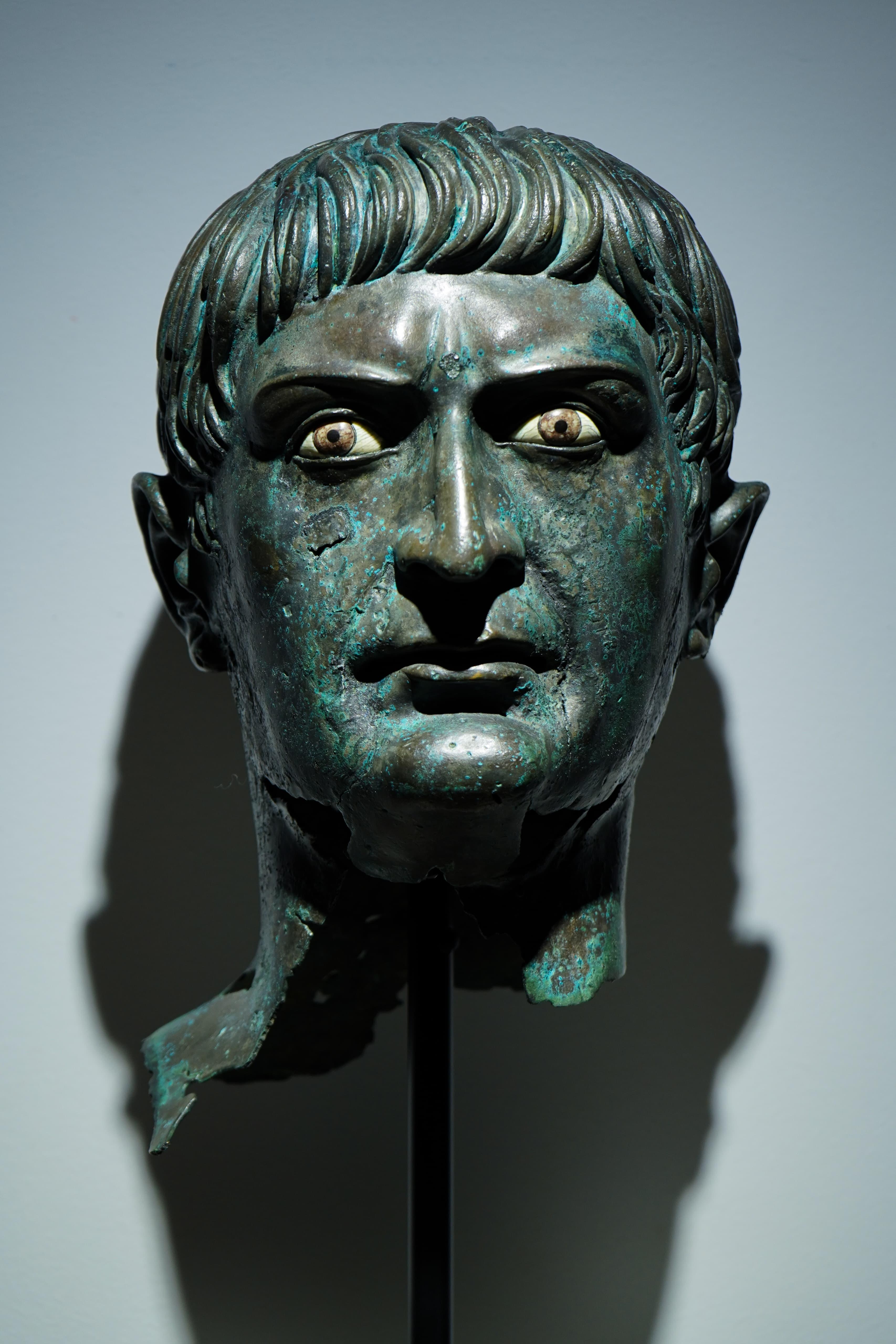 Testa di bronzo dell'imperatore Traiano - Storico del XVII secolo In condizioni buone in vendita a Madrid, ES