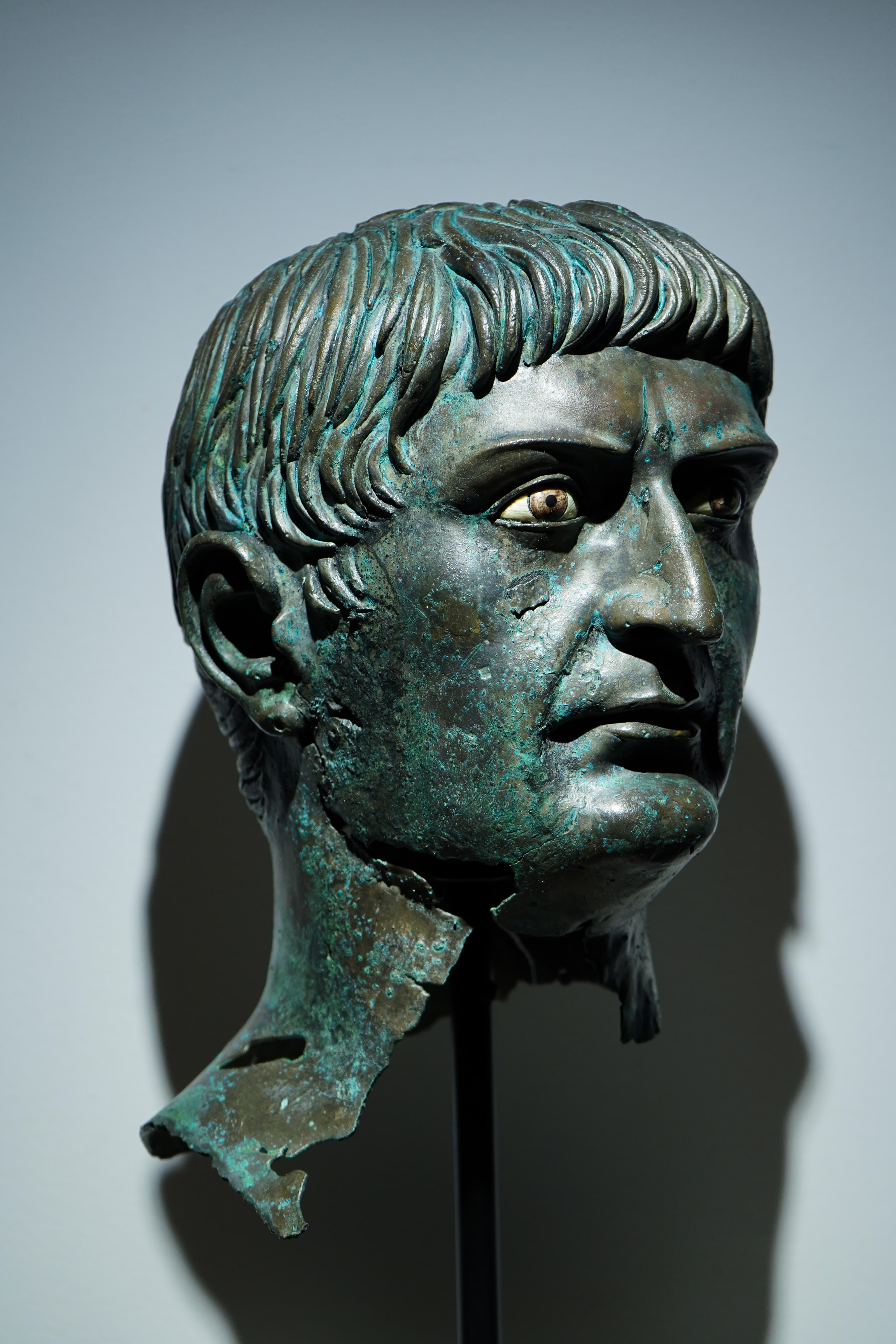 Fino al XVIII secolo Testa di bronzo dell'imperatore Traiano - Storico del XVII secolo in vendita