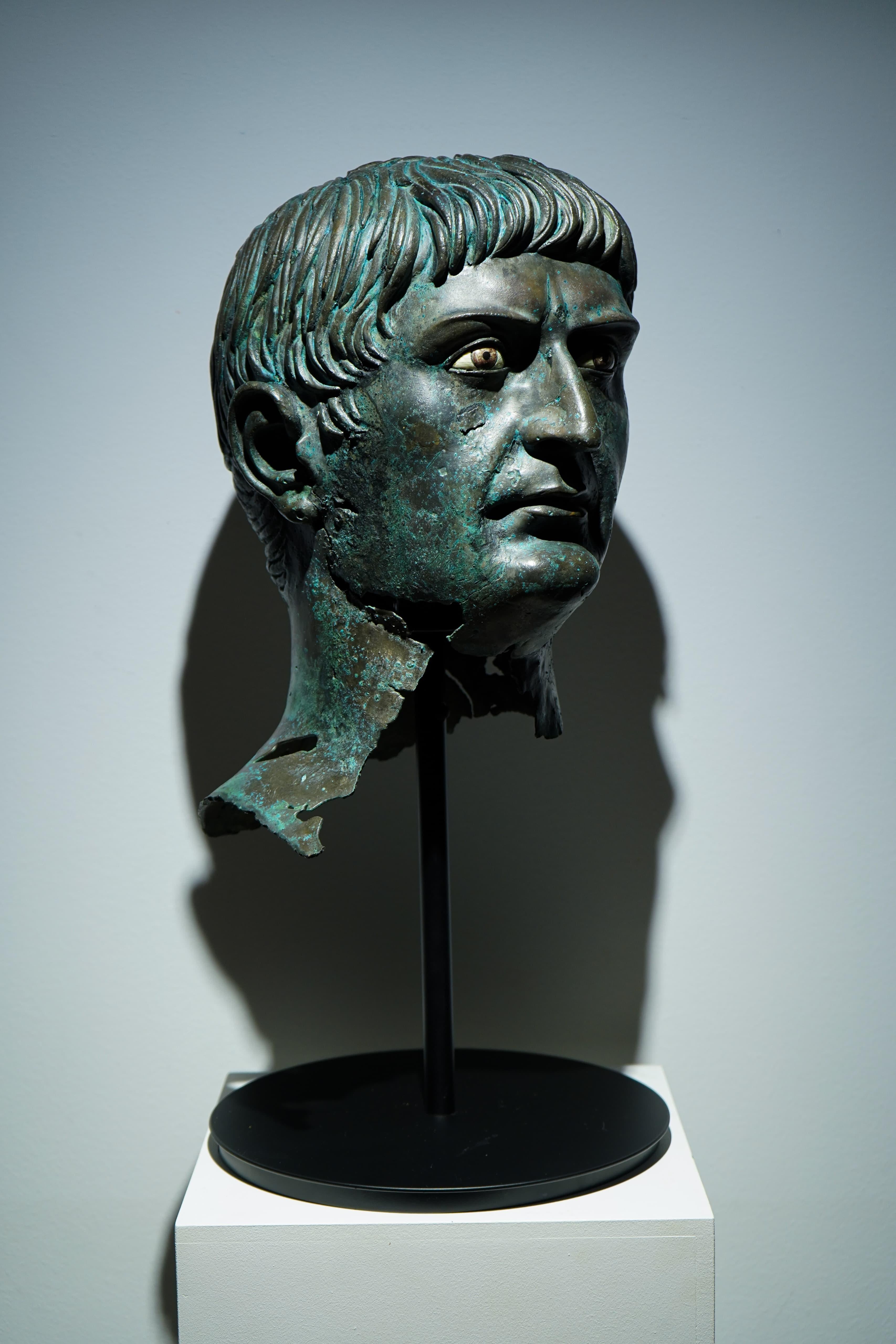 Testa di bronzo dell'imperatore Traiano - Storico del XVII secolo in vendita 2
