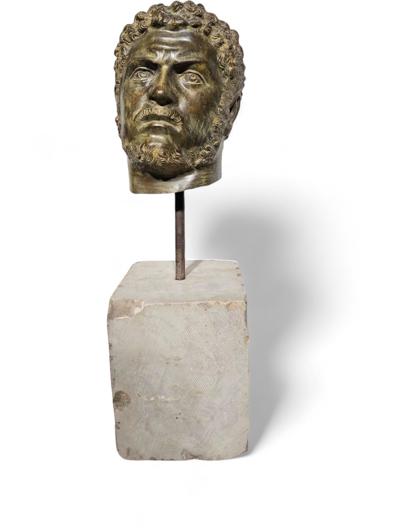 Testa decorativa in bronzo dell'imperatore romano Caracalla, montata su una solida base di marmo. Questo pezzo sorprendente cattura la forza e la presenza di uno dei più famosi imperatori di Roma, combinando l'eleganza classica con