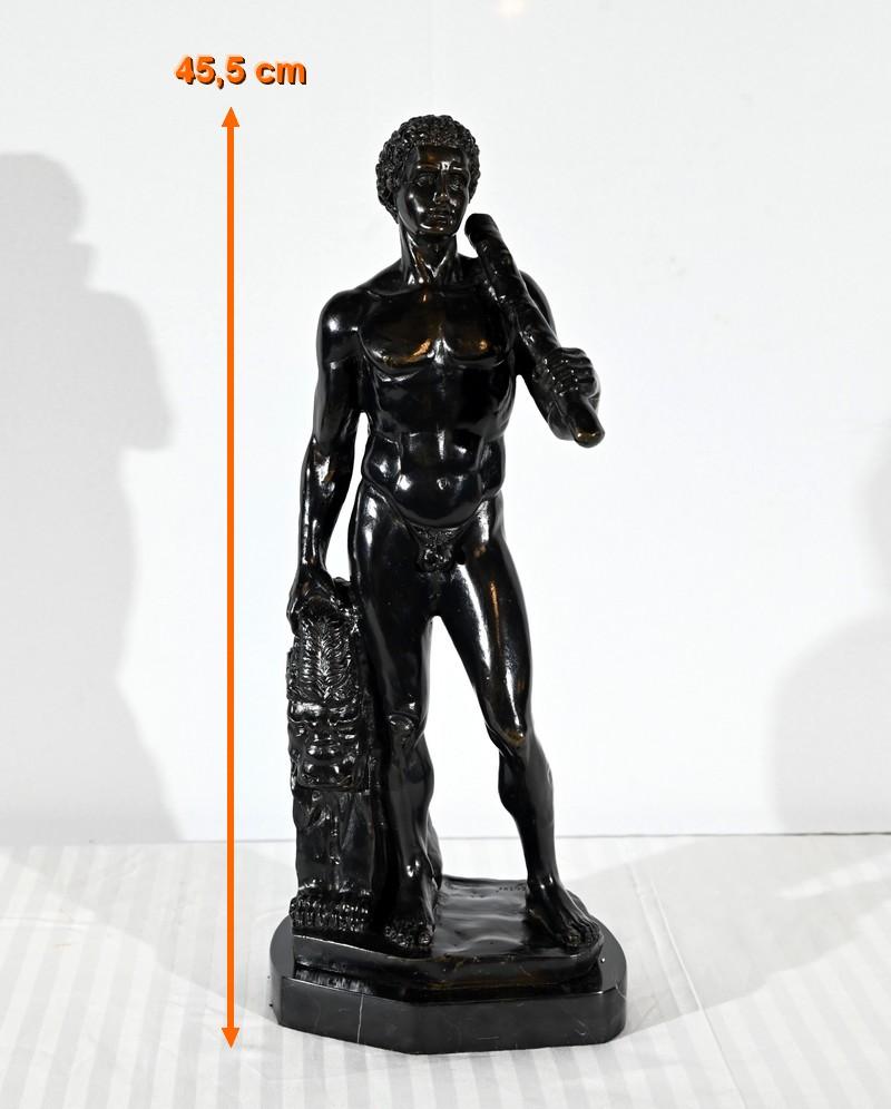Bronzo con patina nera, firmato dallo scultore Gregroi (XIX secolo) e timbrato Antique Bronzes 68.
Quest'opera rappresenta la fine della prima delle dodici fatiche di Ercole.
Mentre esiste una versione secondo la quale Ercole uccise la bestia con le