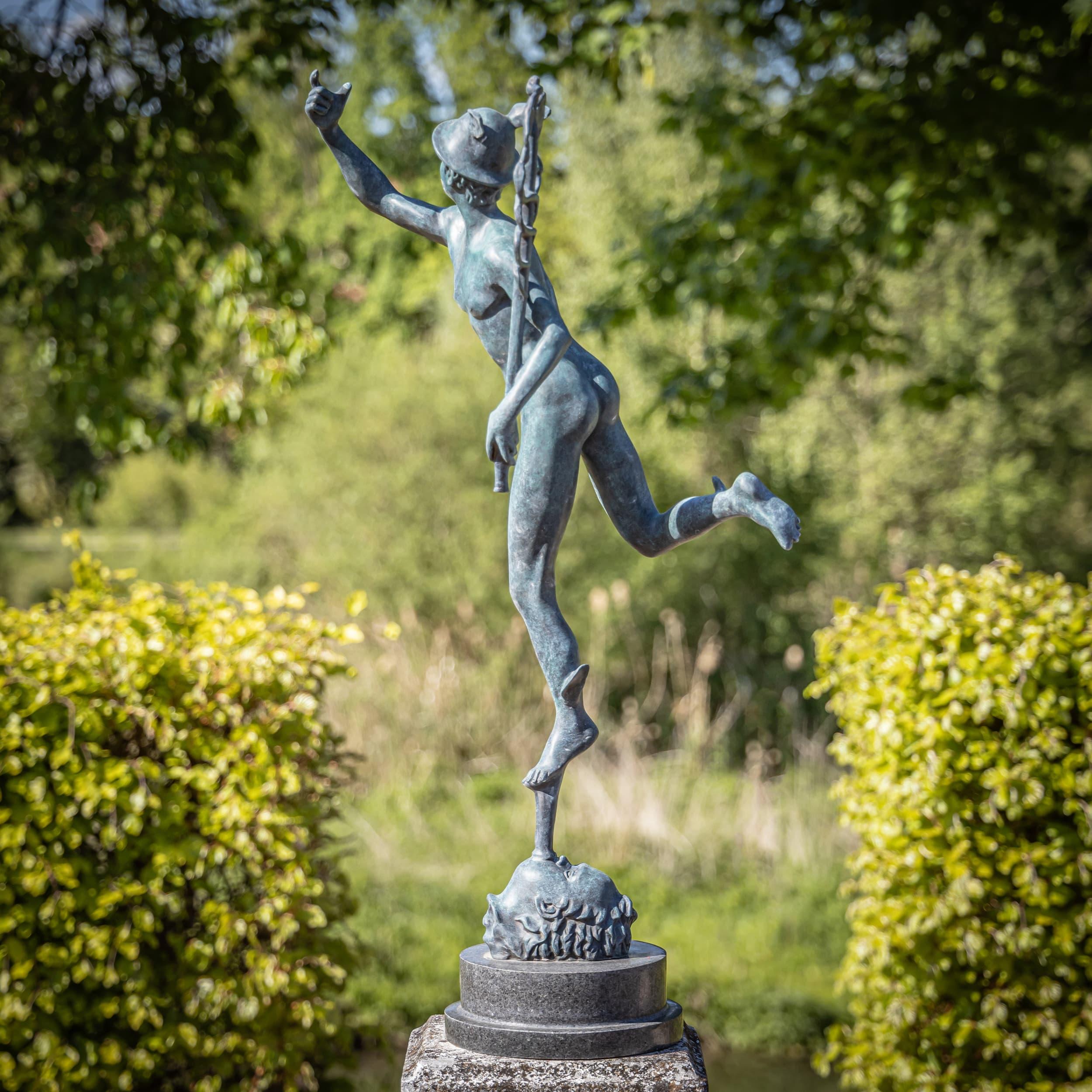 Escultura de bronce patinado que representa a Hermes (Mercurio), dios de los viajeros y mensajeros. La figura clásica muestra a Hermes en movimiento dinámico con un casco alado y un bastón caduceo. Ideal como pieza de arte exclusiva para espacios