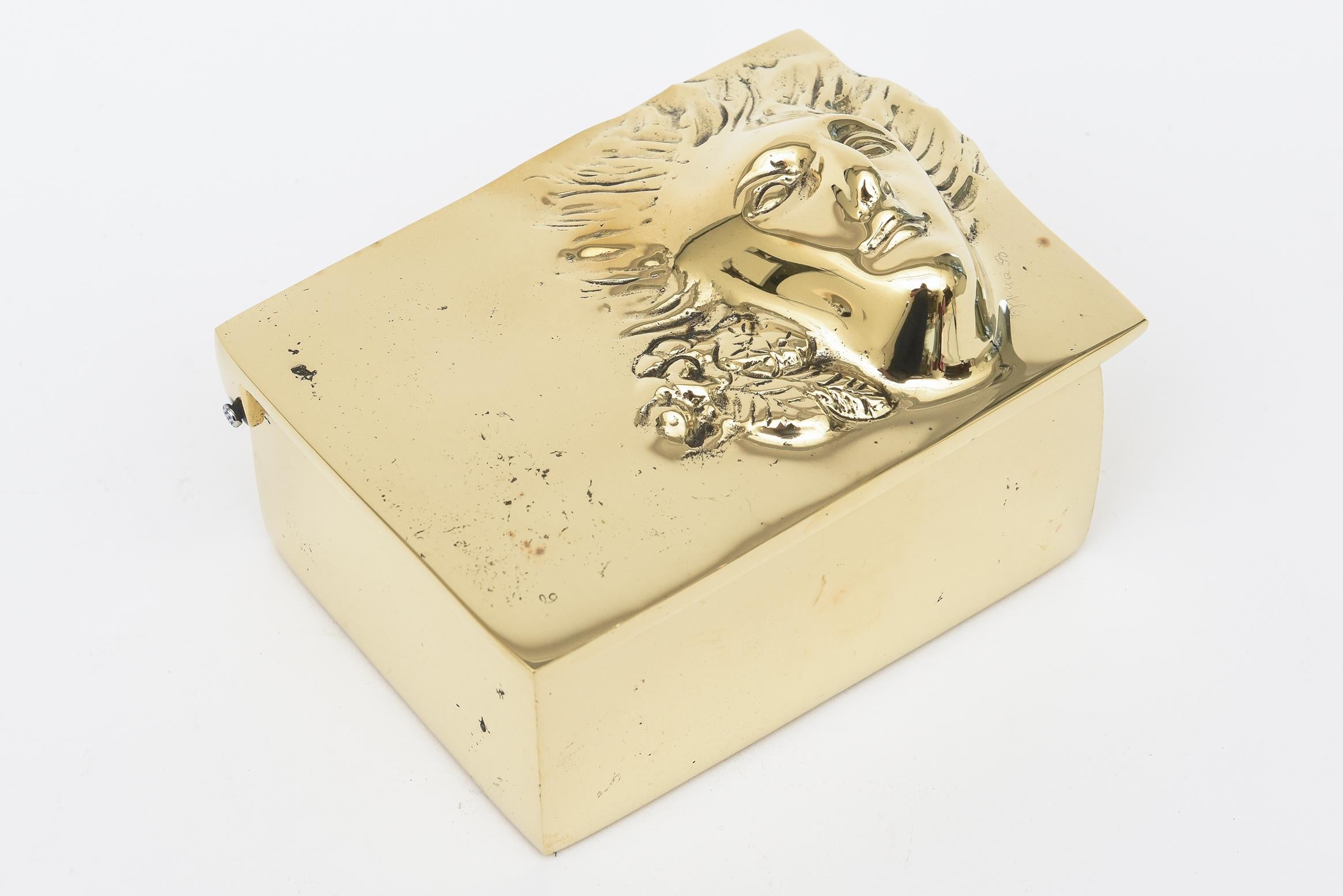 Cette fabuleuse boîte en bronze à charnière lourde est signée et datée MIrko 1990. Il y a une face dimensionnelle, texturale et théâtrale sur le côté droit. Artiste signé. Il a été professionnellement poli. Il a un poids important. Il s'agit d'un