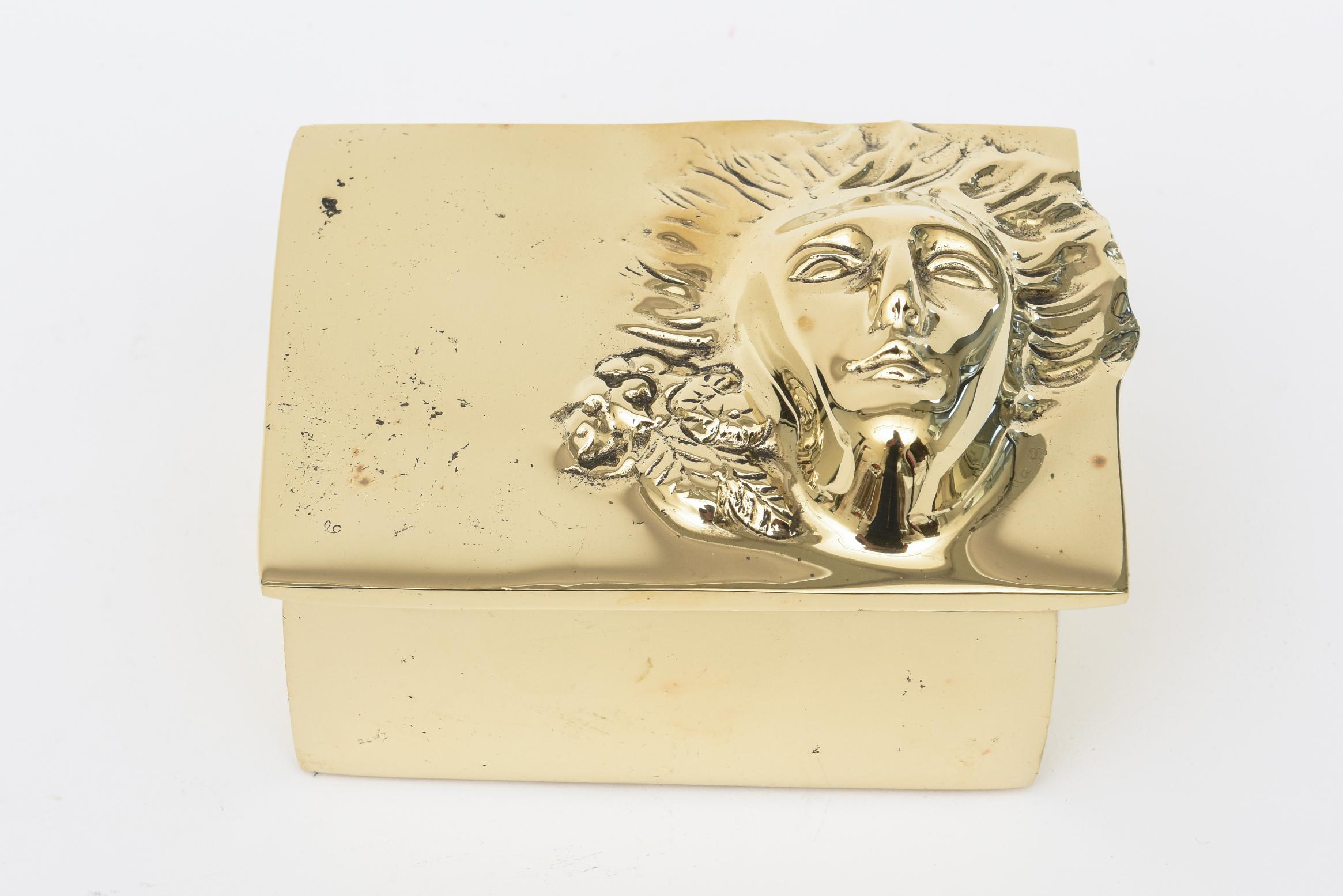Bronze Scharnierbox mit Gesicht signiert und datiert (Moderne) im Angebot