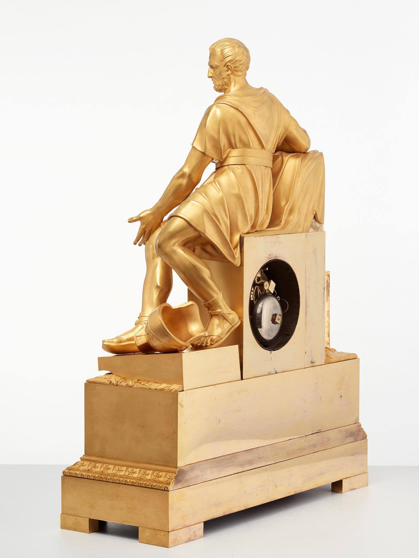 A very imposing high quality bronze cast, fire guilded Empire mantel clock, of remarkable size with high quality details.

The theme of this amazing decorative object is the philosopher Horatius sitting on the ruins of Rome, including a fallen