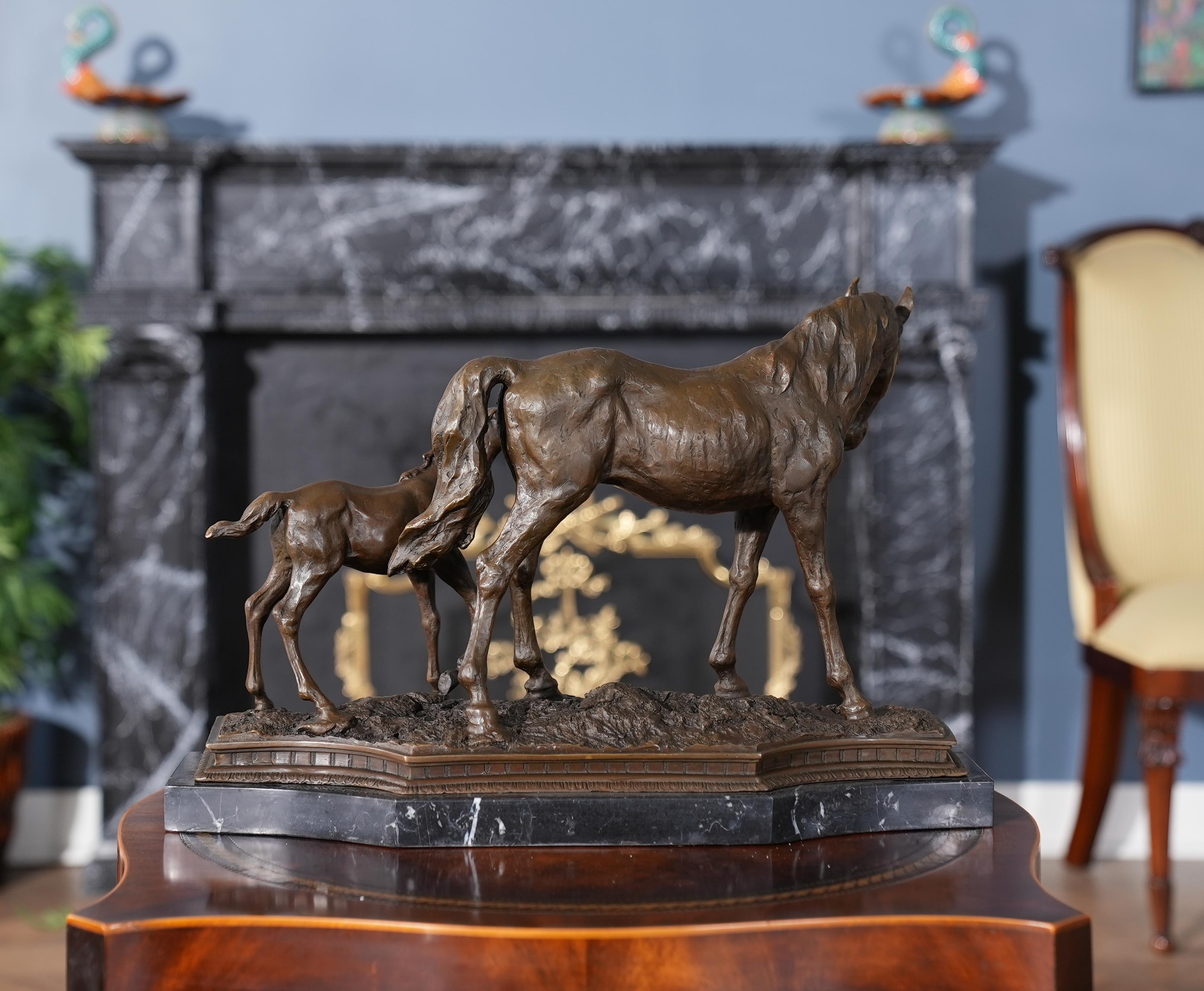 Bronzo Cavallo e puledro in bronzo su base di marmo in vendita