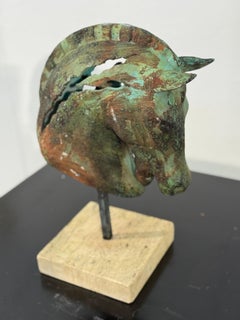 Scultura di bronzo con testa di cavallo su base di travertino