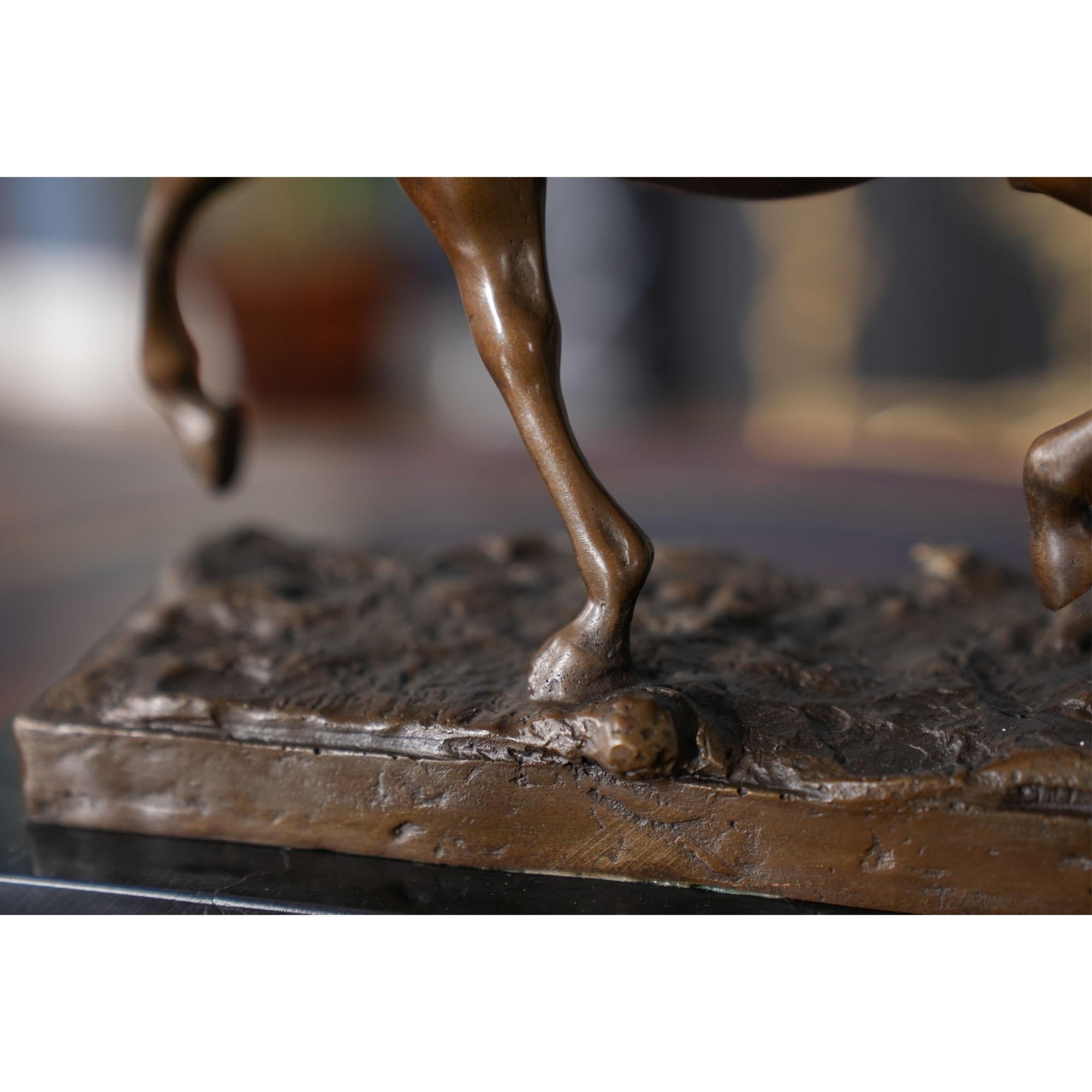 Pferd aus Bronze auf Marmorsockel (21. Jahrhundert und zeitgenössisch) im Angebot