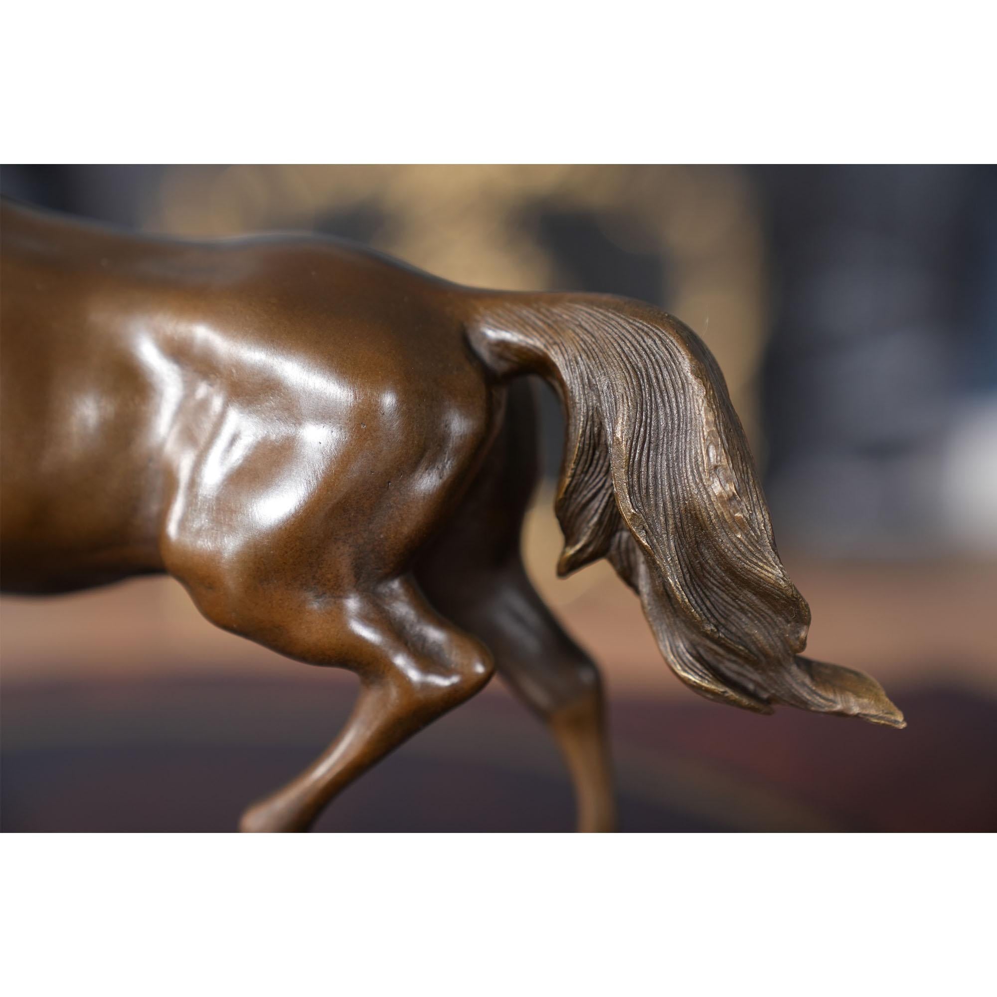 Pferd aus Bronze auf Marmorsockel im Angebot 1