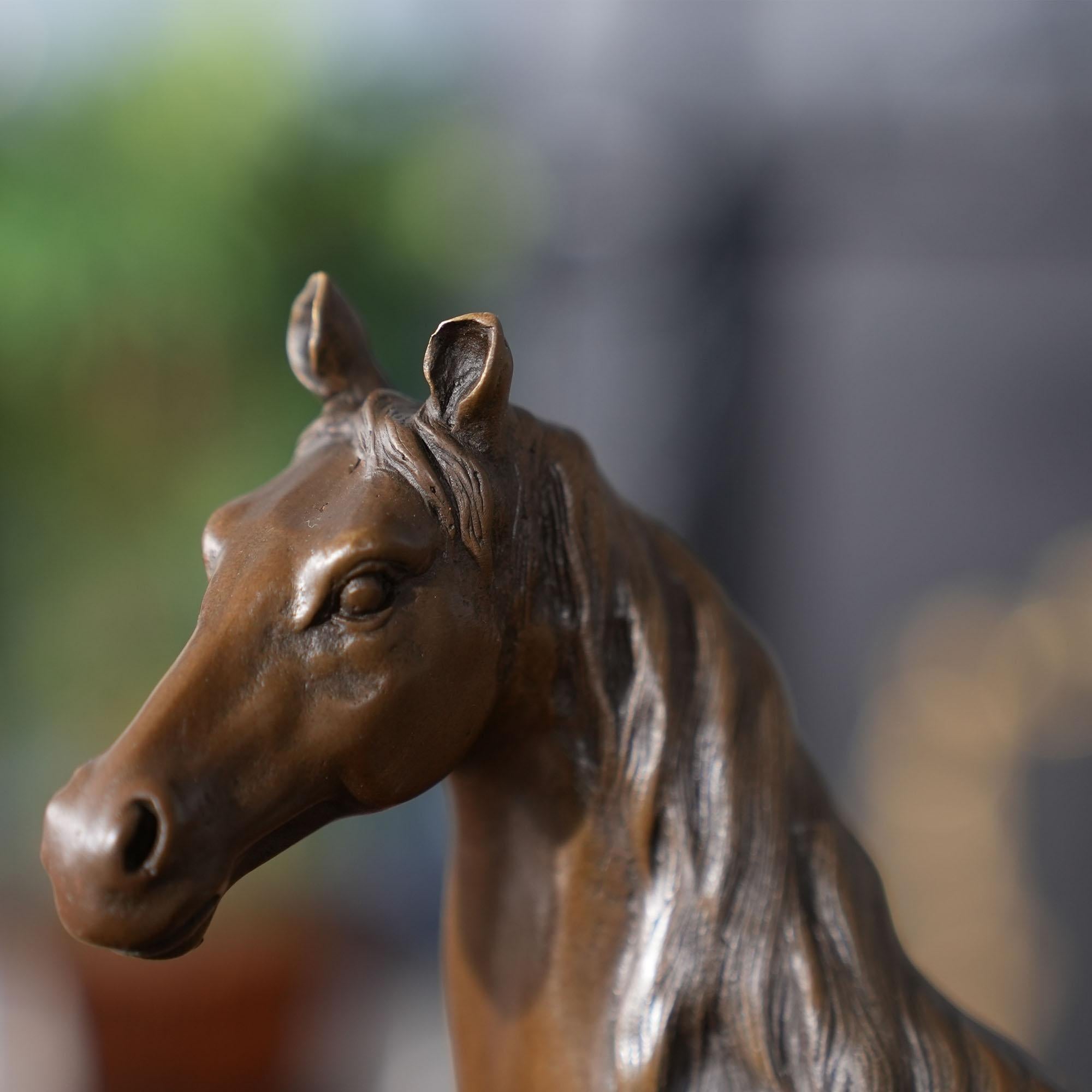 Pferd aus Bronze auf Marmorsockel im Angebot 2