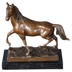 Caballo de bronce sobre base de mármol