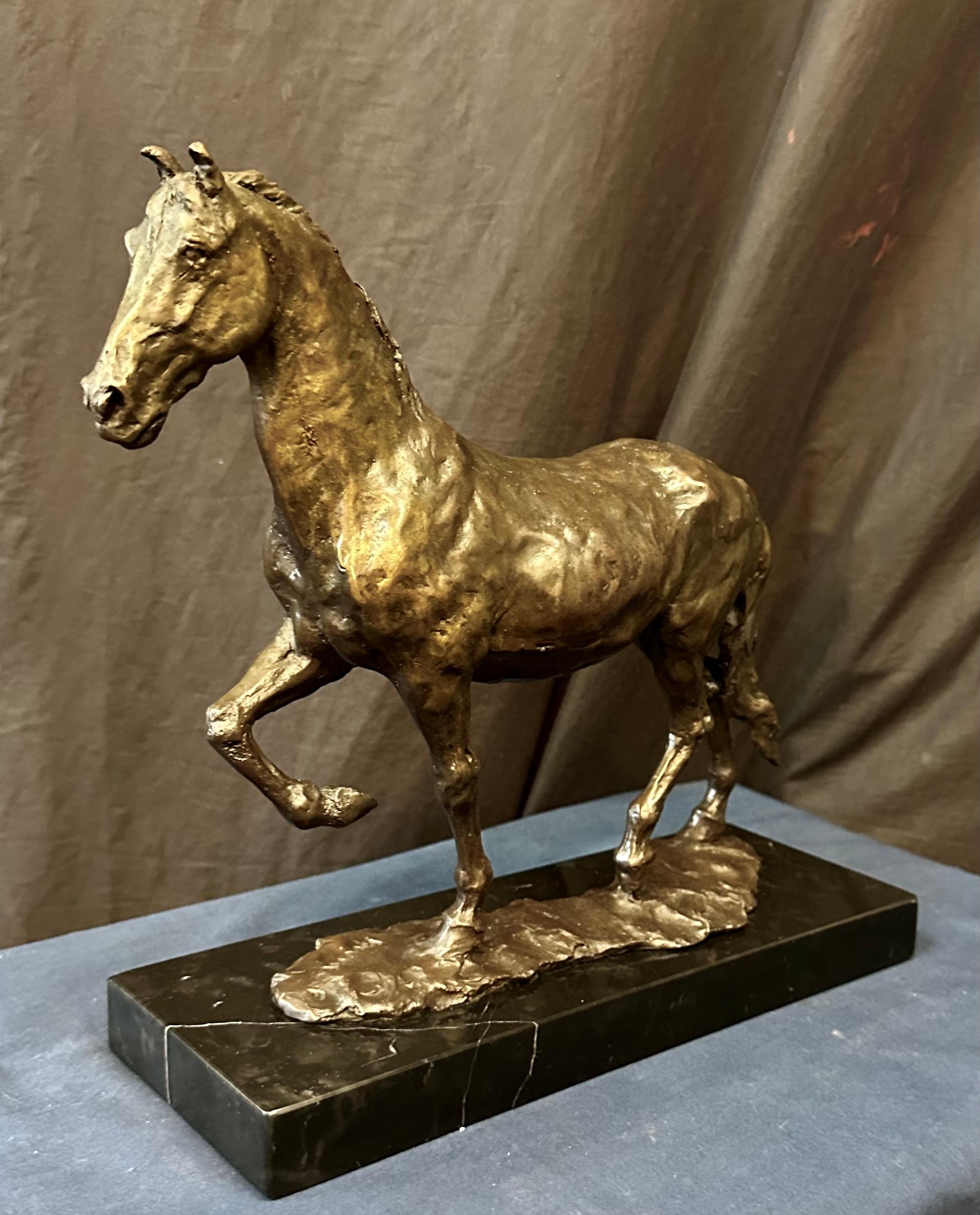 Cette sculpture française vintage du début du 20e siècle représentant un cheval a été créée par Antoine Bourdelle (1861 - 1929). L'étonnante œuvre d'art réalisée à la main illustre la beauté de cet animal majestueux. Le bronze porte la signature de