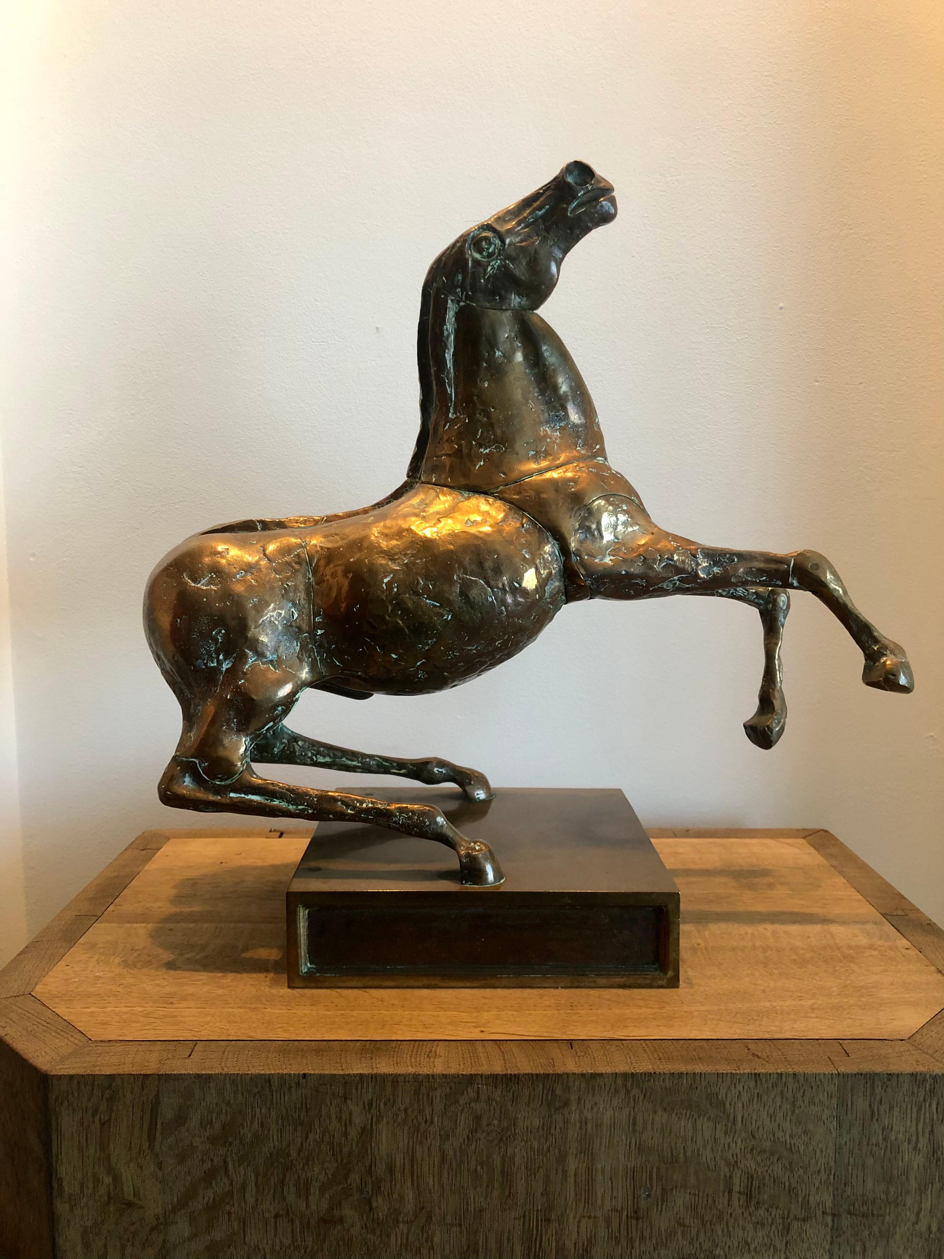 Sculpture d'un cheval en bronze numérotée et signée
Miguel Berrocal.
Bon état avec une belle patine.
Bonne qualité de la distribution.