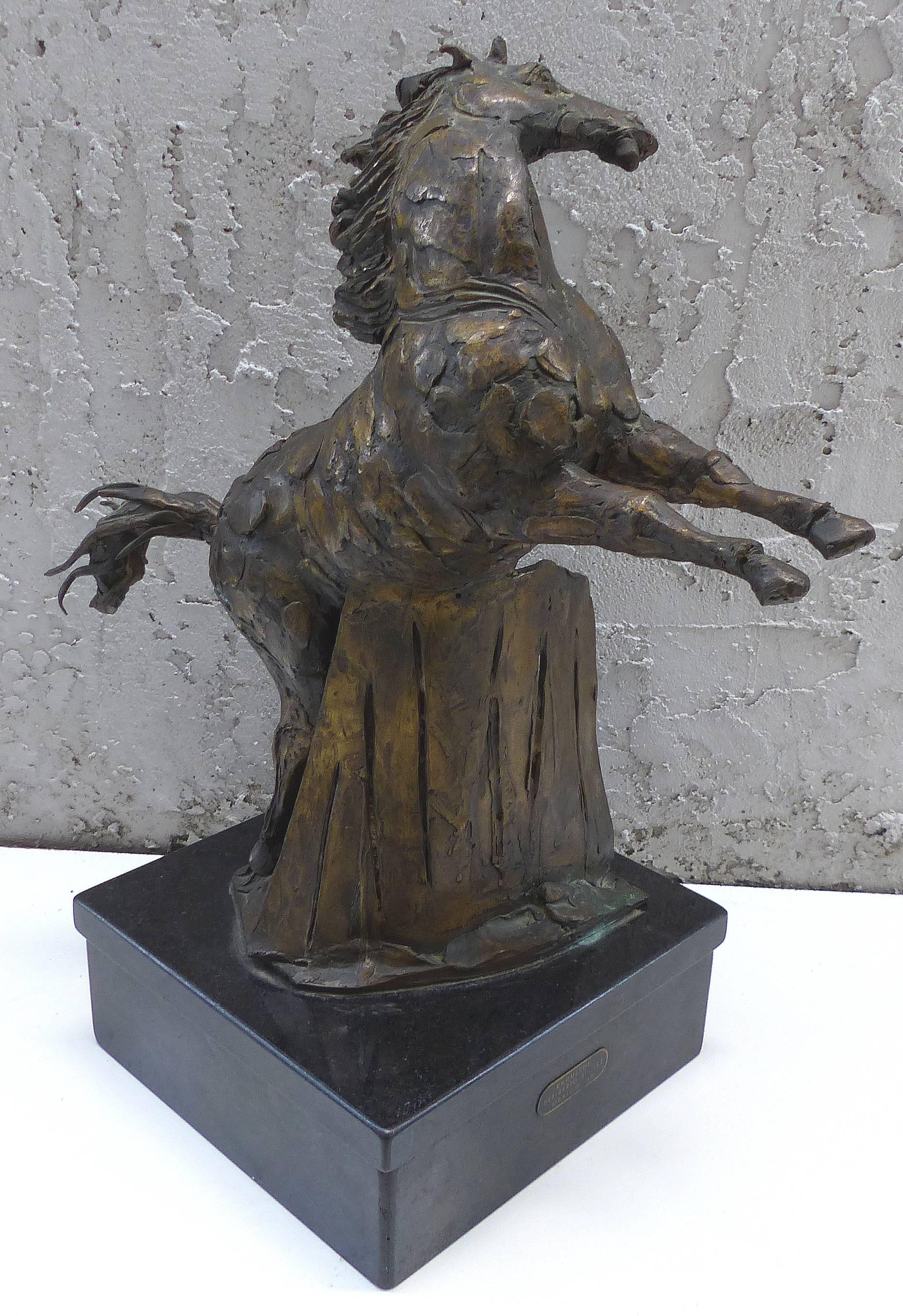 Zum Verkauf angeboten wird eine Bronzeskulptur eines sich aufbäumenden Pferdes des mexikanischen Künstlers Heriberto Jaurez. Heriberto Juárez (16. März 1932 - 26. August 2008) war ein autodidaktischer mexikanischer Bildhauer, der für seine