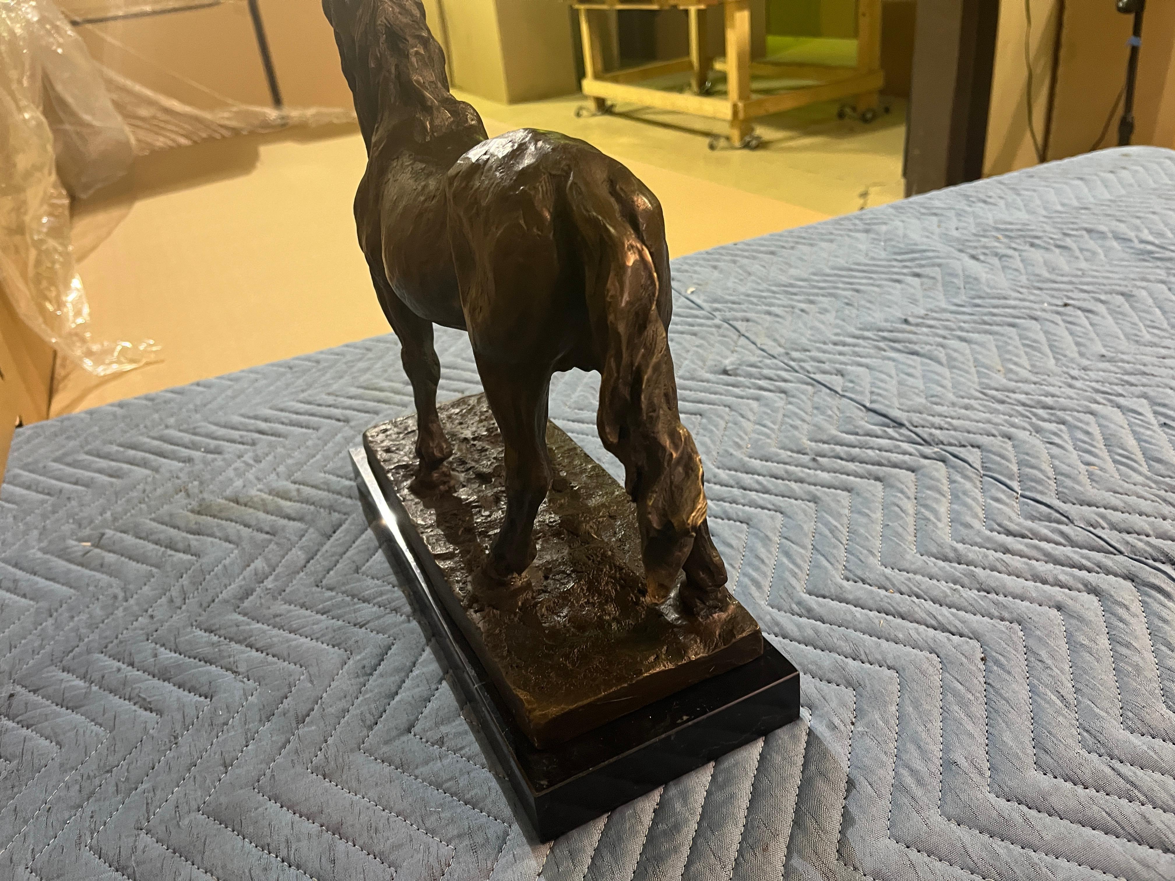 Cavallo in bronzo su base di marmo in vendita 4