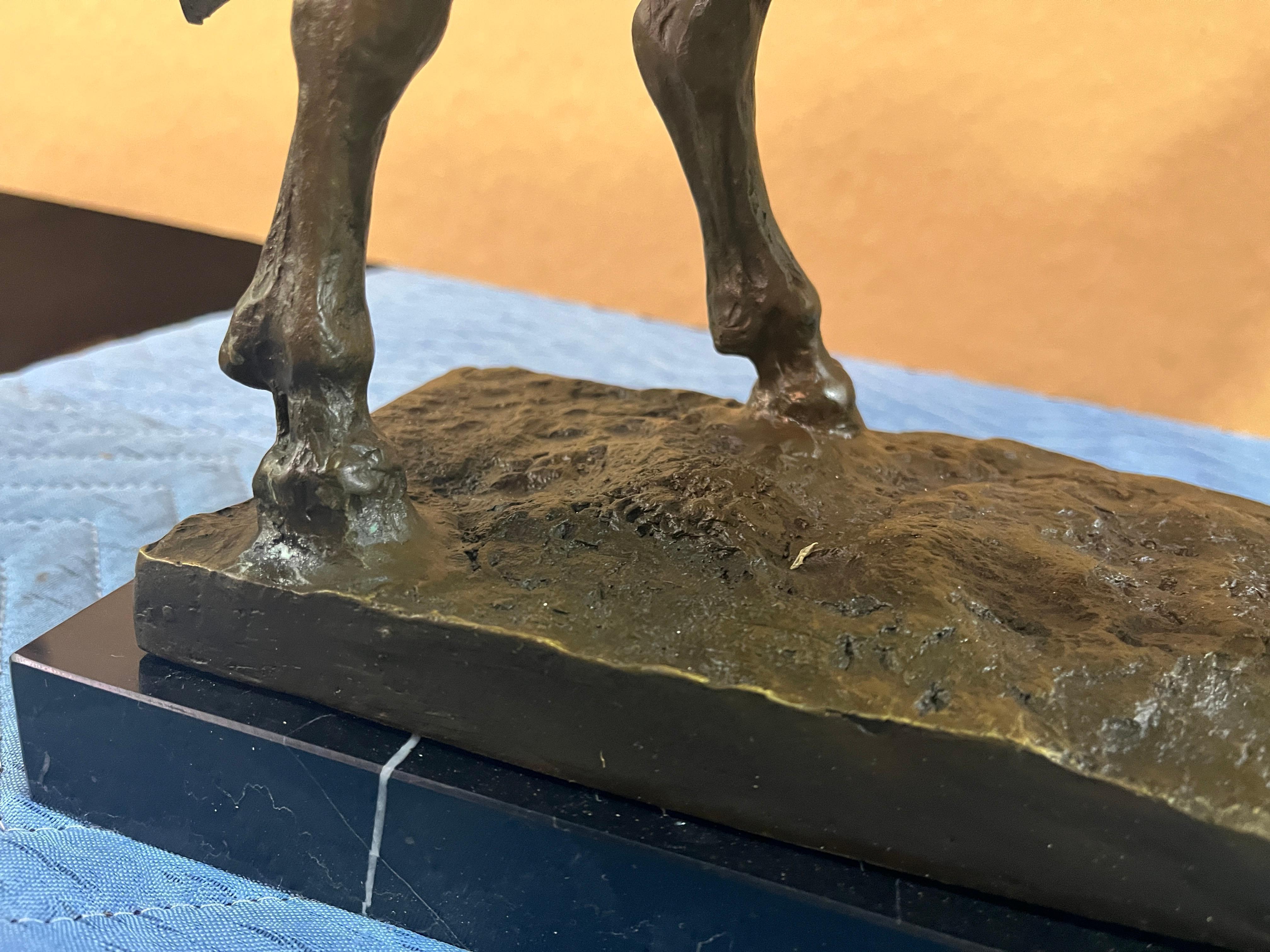 Cavallo in bronzo su base di marmo in vendita 5