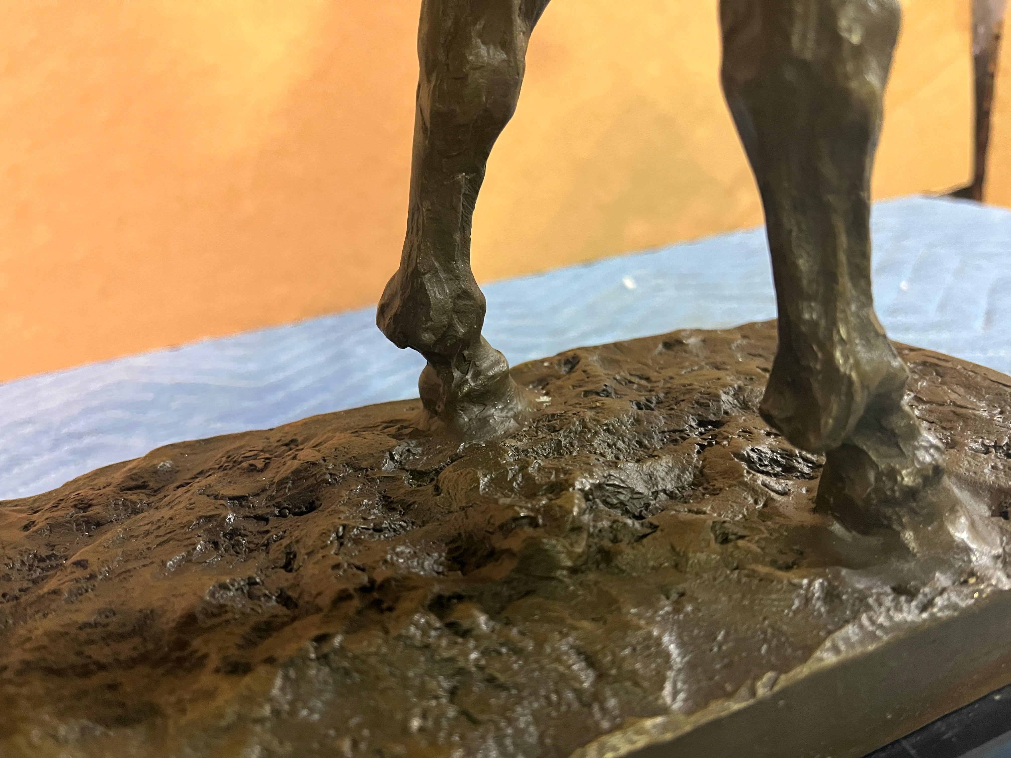 Cavallo in bronzo su base di marmo in vendita 7