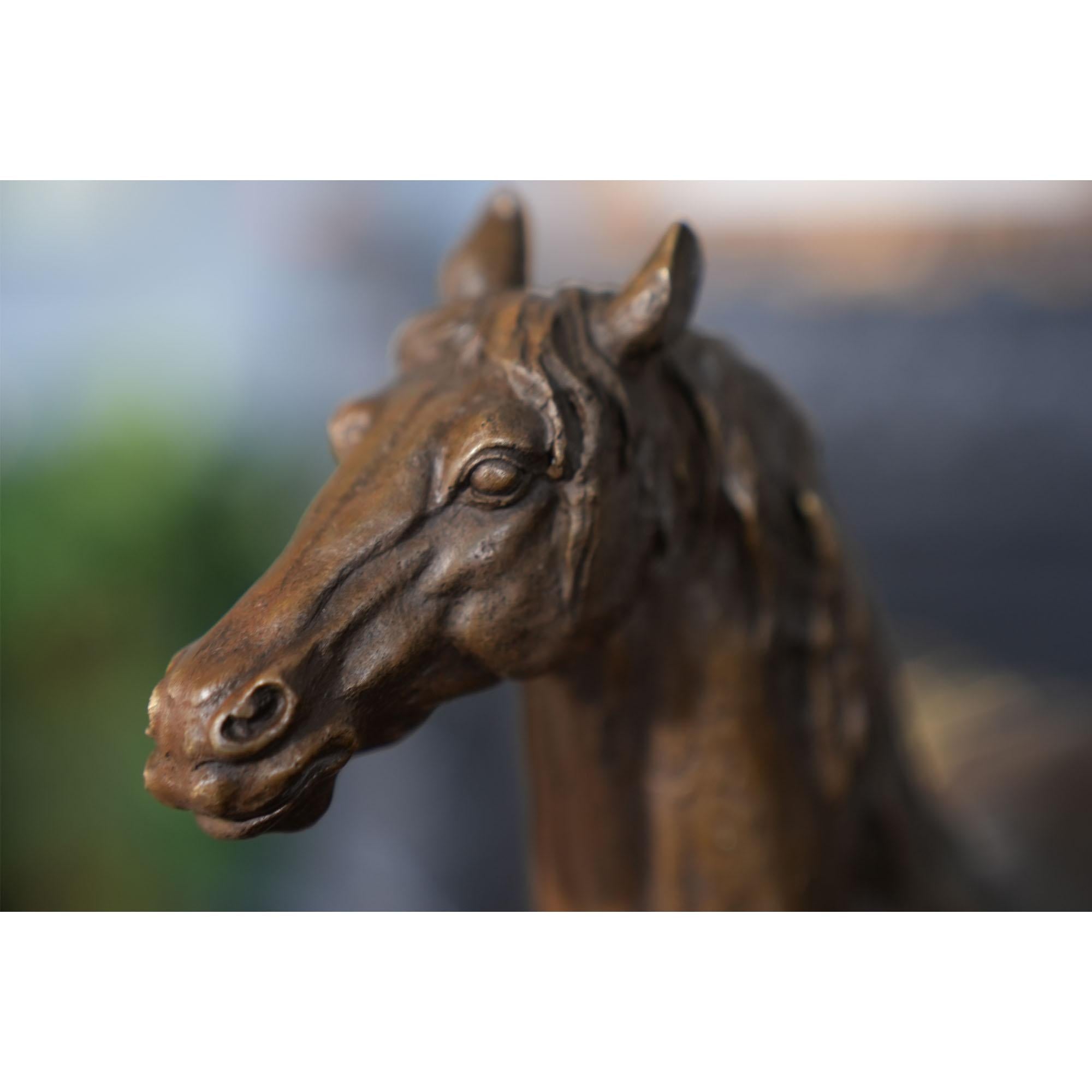 Cavallo in bronzo su base di marmo in vendita 1