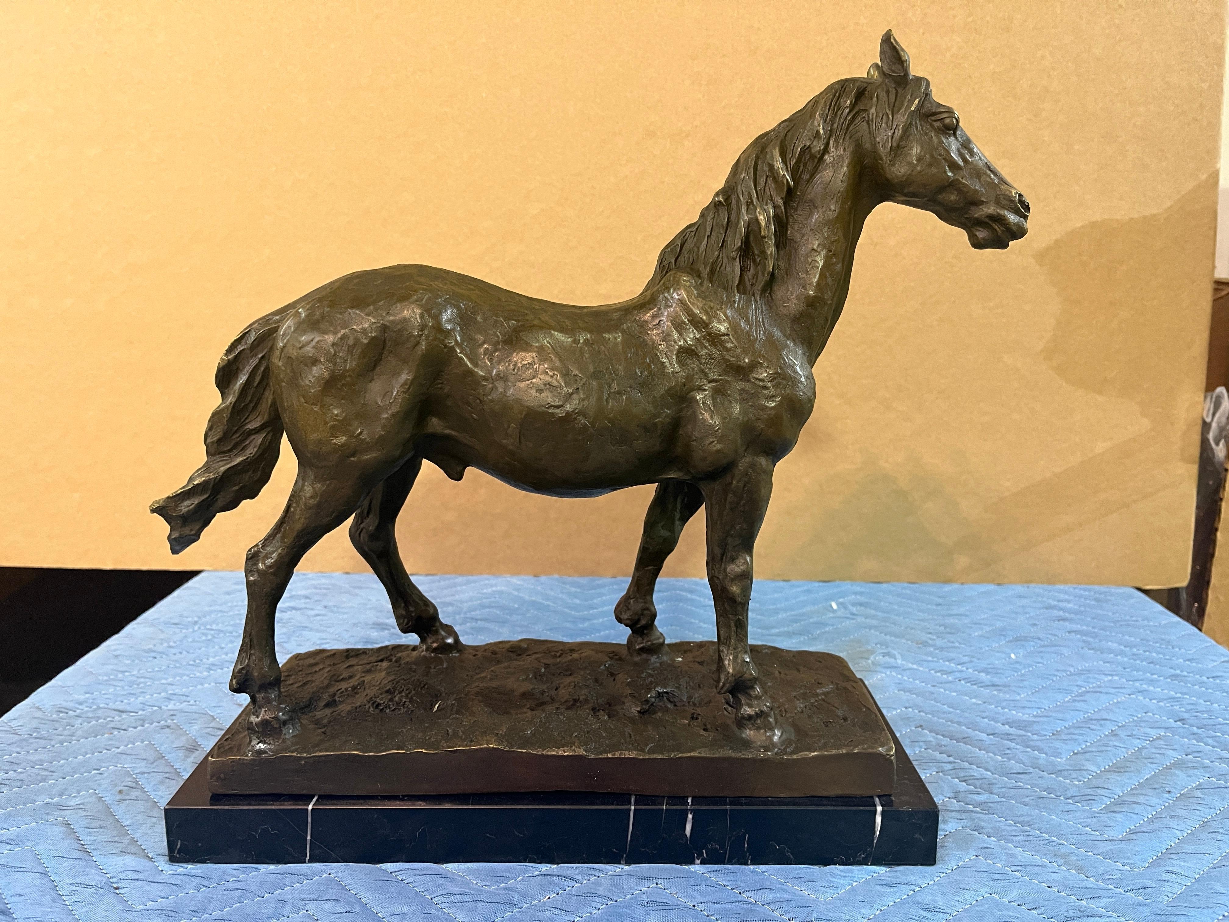 Cavallo in bronzo su base di marmo in vendita 2