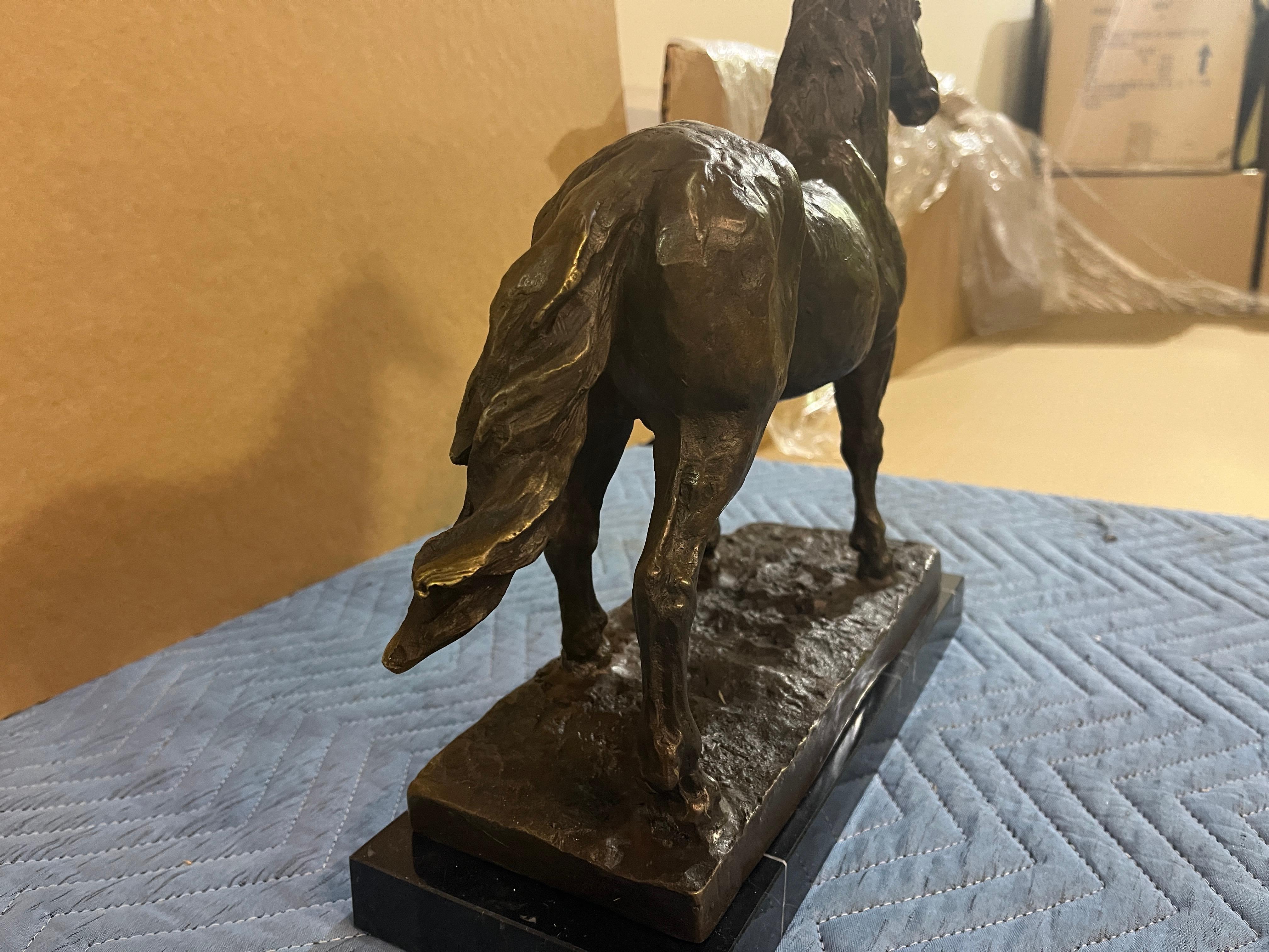 Cavallo in bronzo su base di marmo in vendita 3