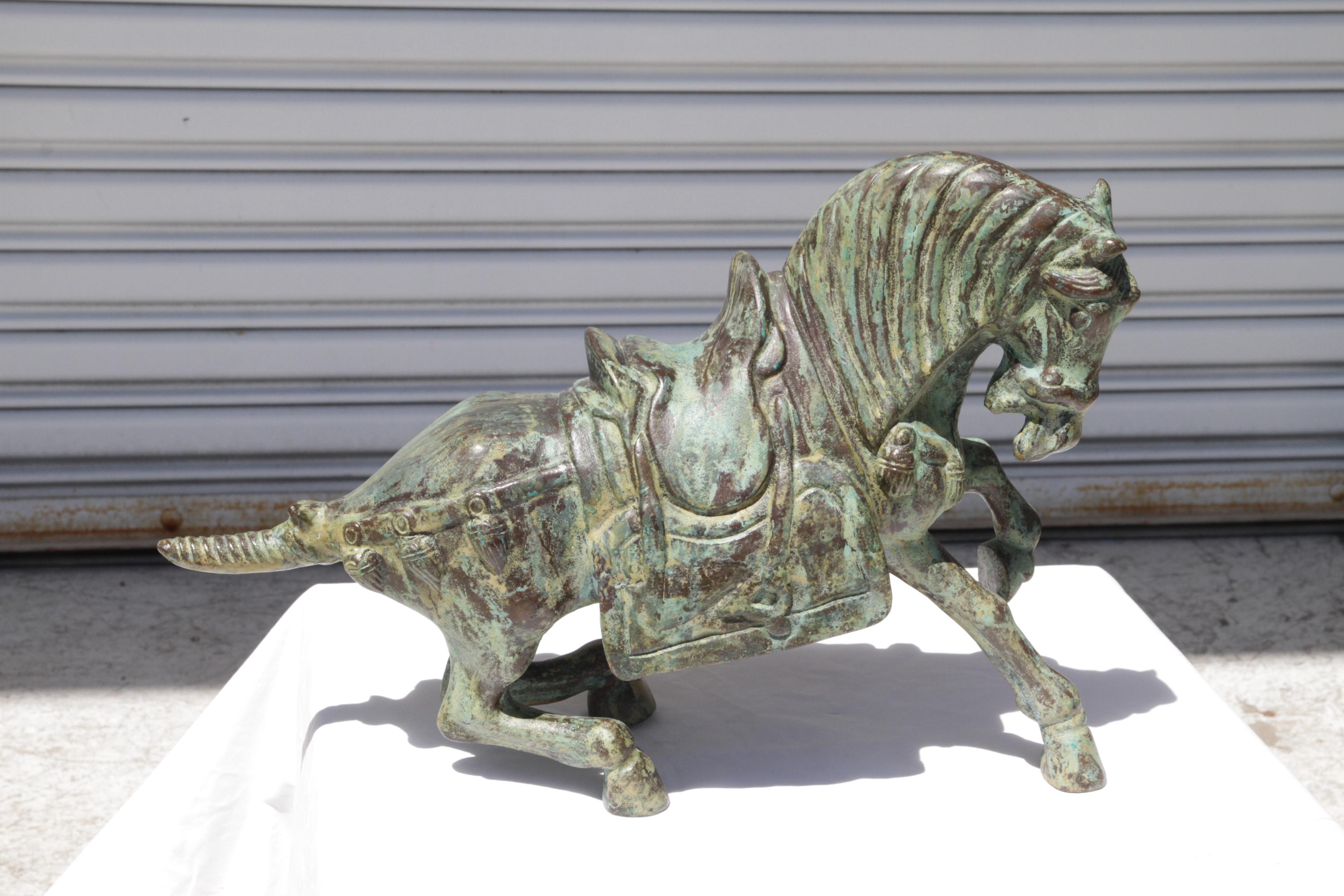 Eleva la decorazione della tua casa con questo splendido cavallo vintage in stile Dynasty. Un superbo pezzo d'arte popolare, caratterizzato da dettagli eleganti che emanano un'aura di bellezza senza tempo. La finitura antica del bronzo aggiunge un