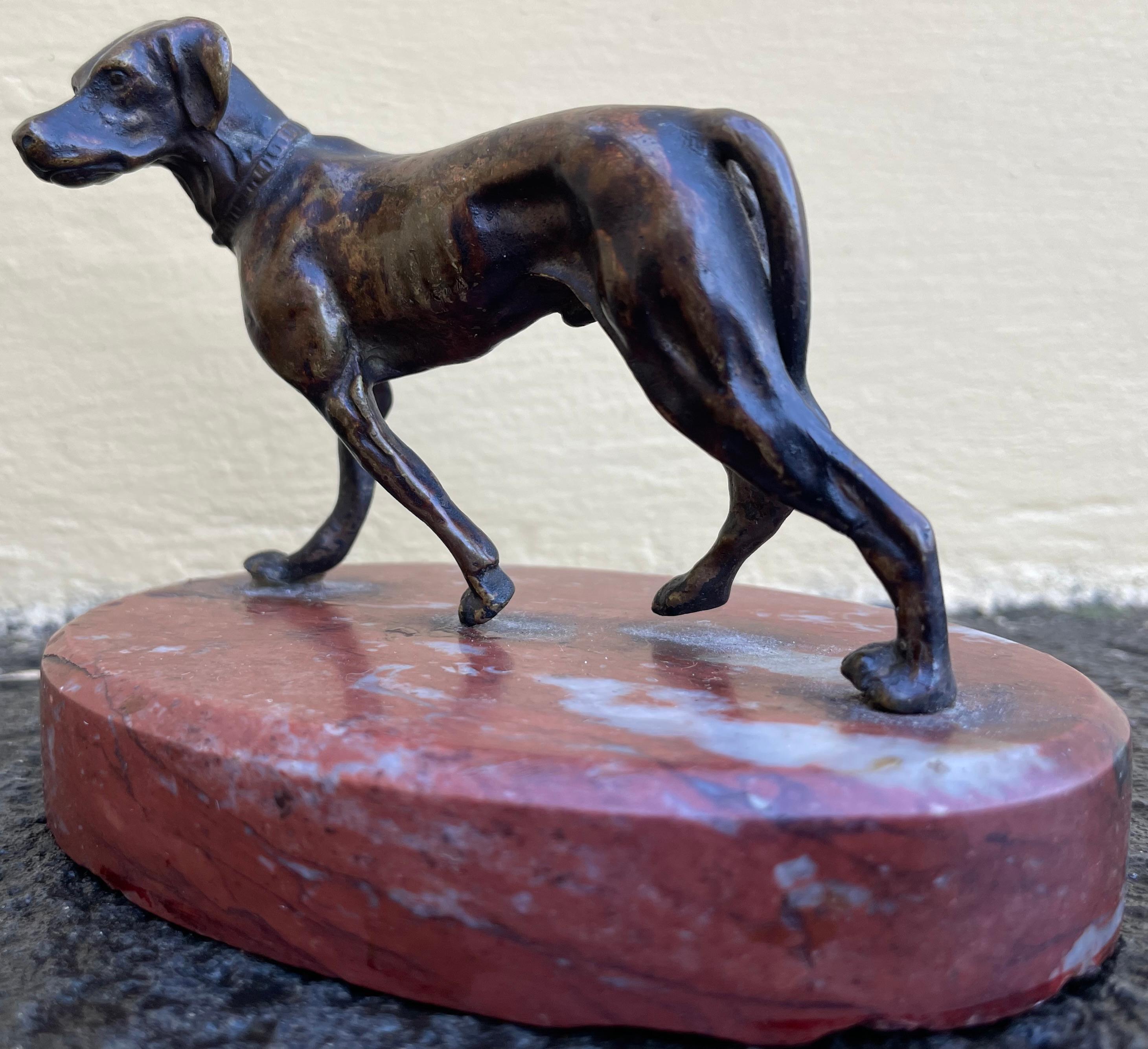 XIXe siècle Sculpture de chien de chasse en bronze en vente