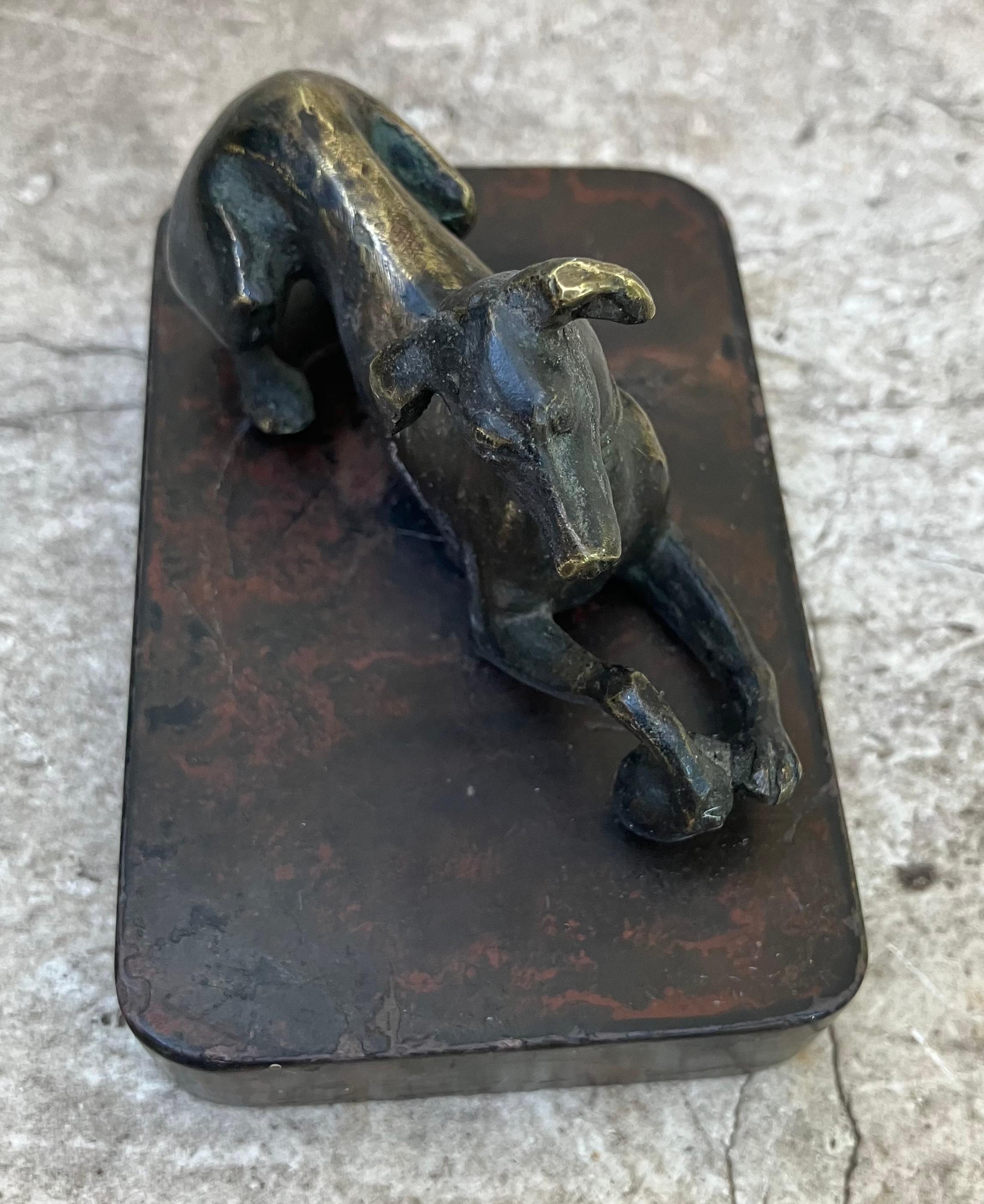 Louis XIV Sculpture en bronze en forme de chien avec Ball and Ball en vente