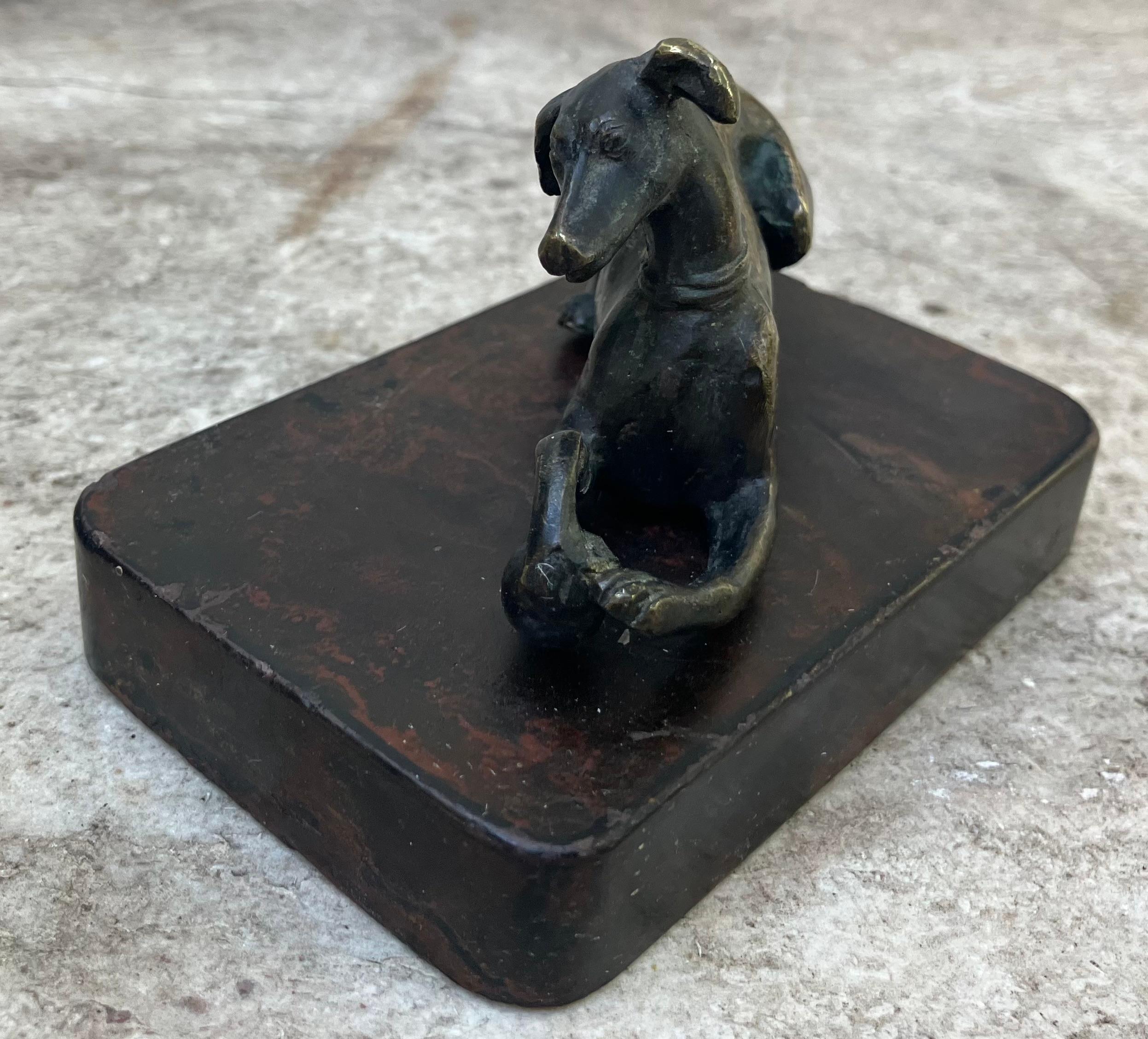 italien Sculpture en bronze en forme de chien avec Ball and Ball en vente