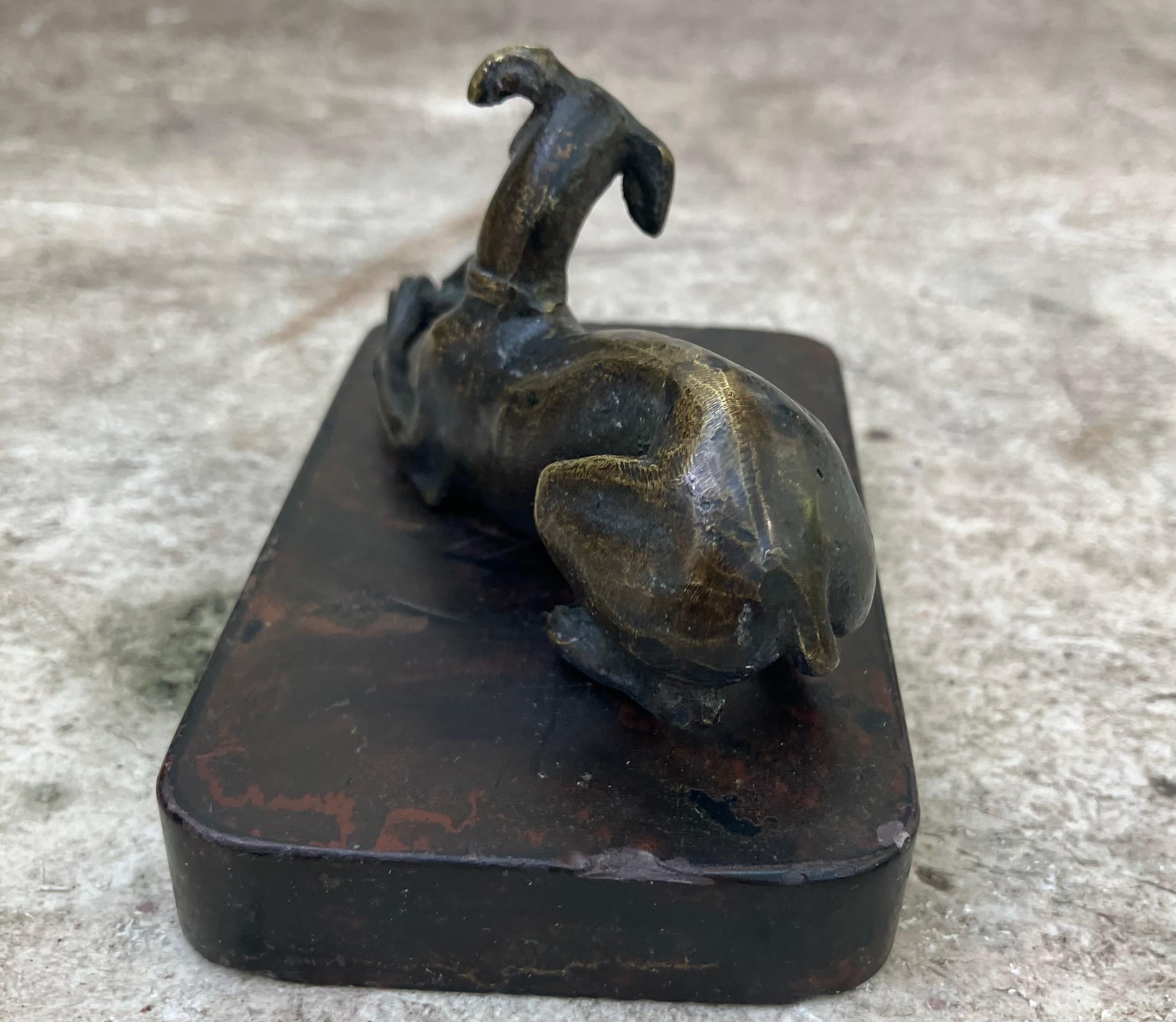 Sculpture en bronze en forme de chien avec Ball and Ball Bon état - En vente à New York, NY