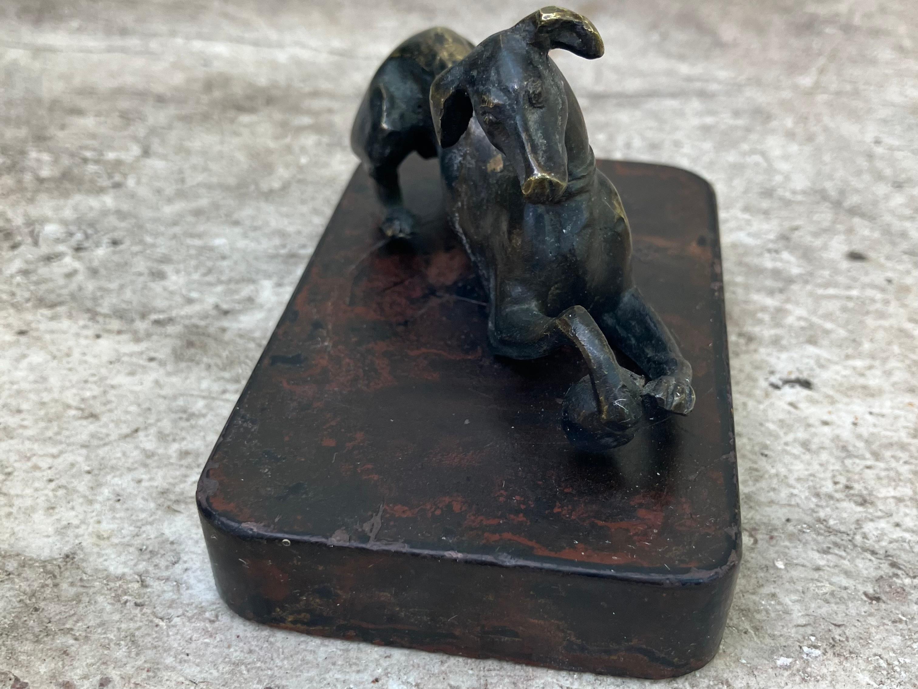 17ème siècle Sculpture en bronze en forme de chien avec Ball and Ball en vente