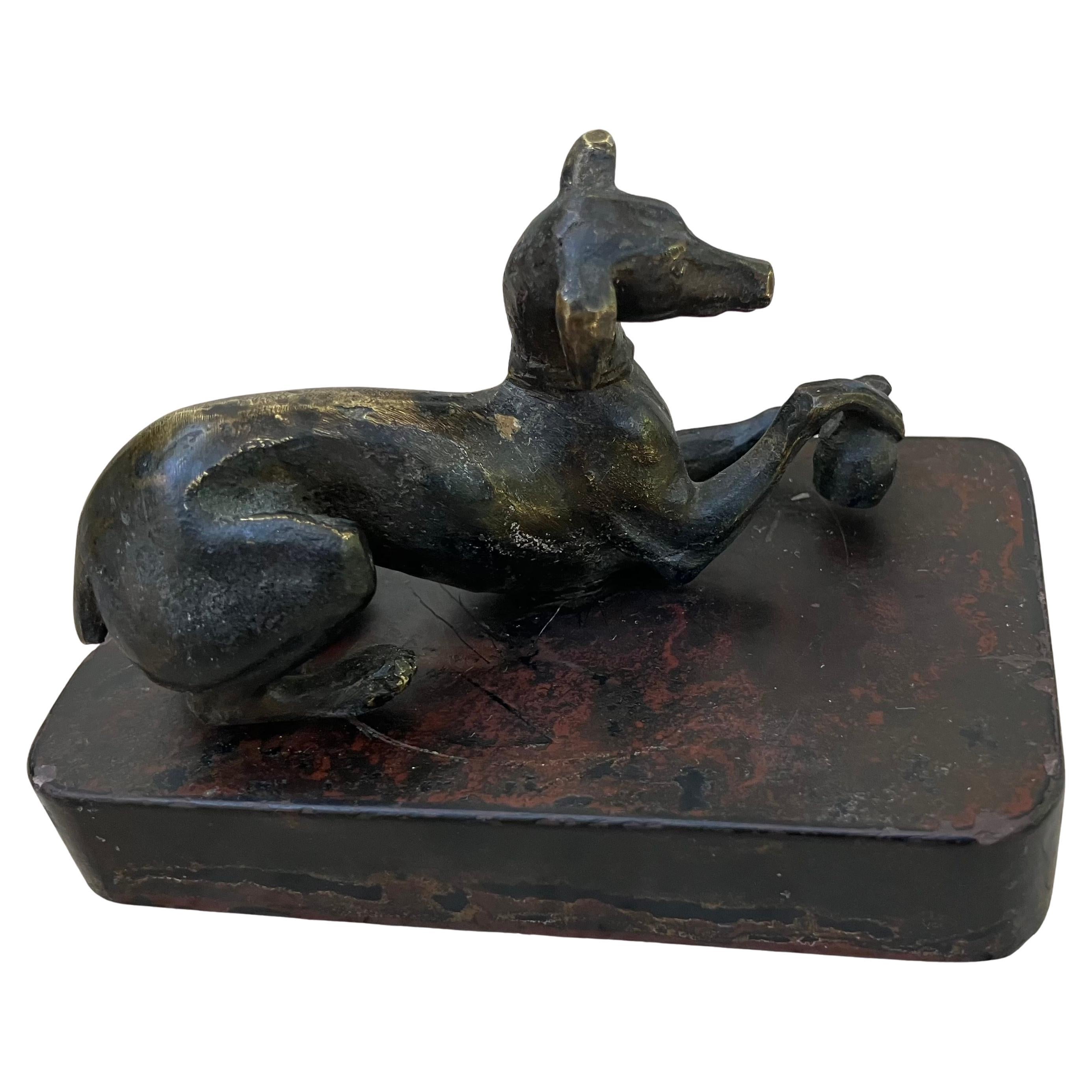 Sculpture en bronze en forme de chien avec Ball and Ball en vente