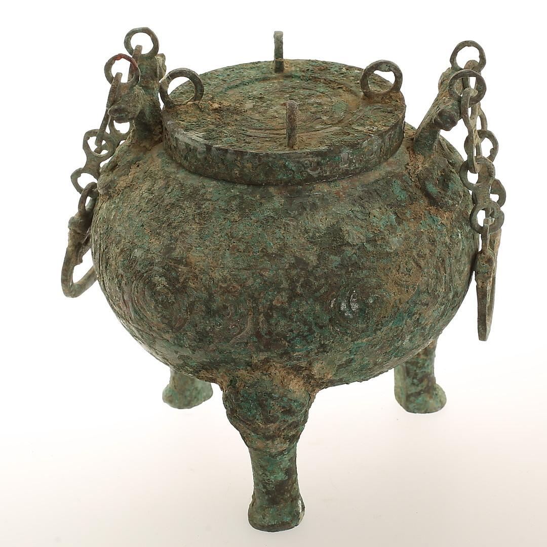 Bronze Hu Ceremonial Vessel Chinese Han Dynasty with Cover In Fair Condition In Vienna, AT