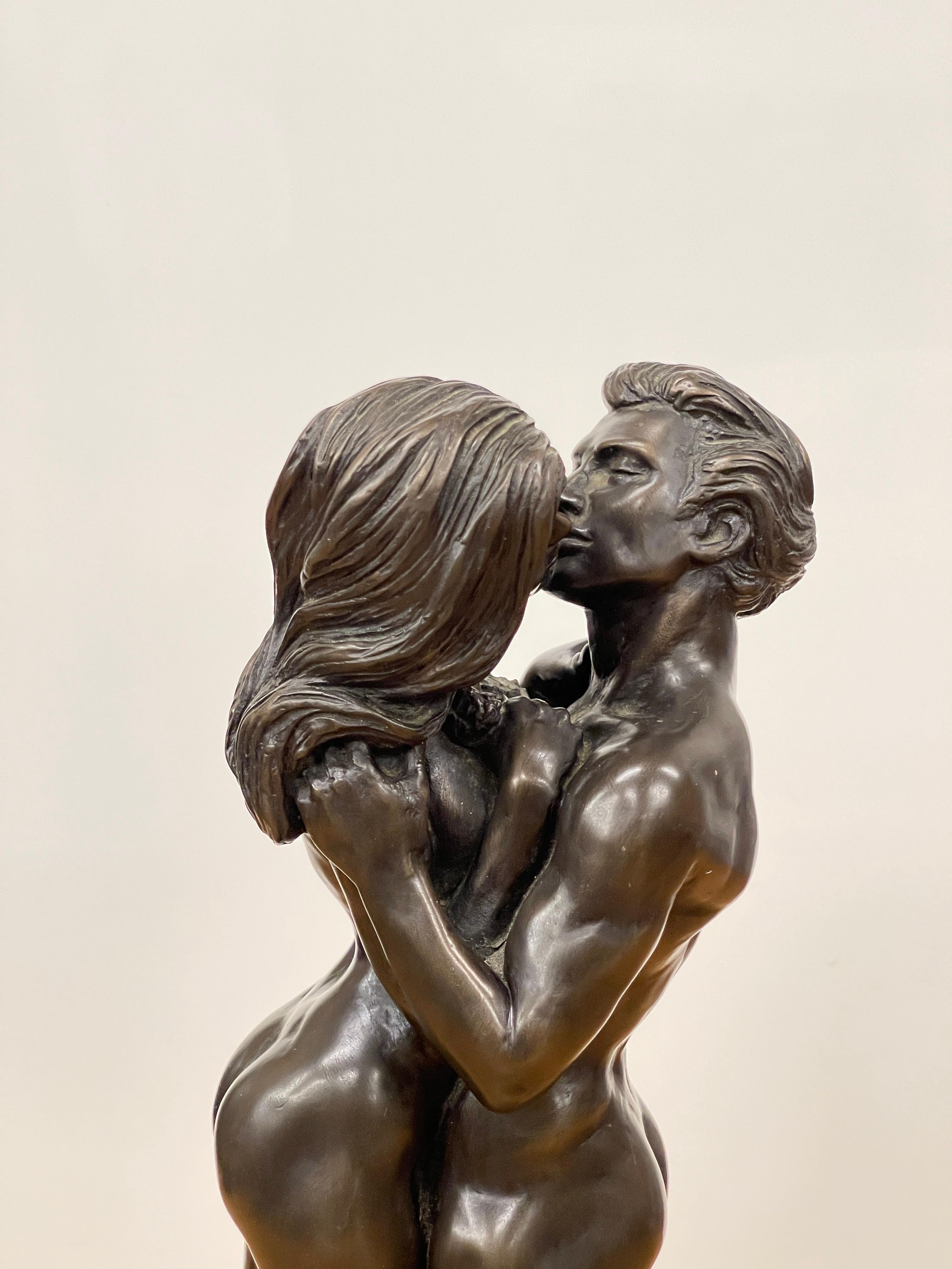 La sculpture représente un homme et une femme nus s'embrassant. Elle mesure 35 cm de haut et est signée R Cameron.
À l'instar du Yin et du Yang asiatiques, cette grande sculpture fusionne la Renaissance masculine et la beauté féminine mythologique.