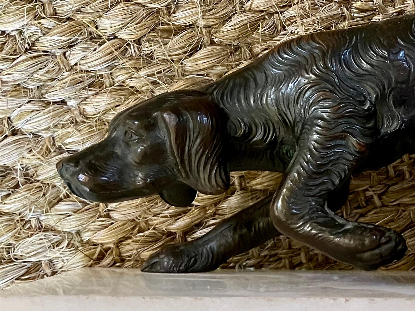 Cane da caccia in bronzo. Antico segugio continentale in metallo fuso a caccia su base di marmo bianco. Timbrato Dep. Italia, XIX secolo 

Dimensioni: 9,5